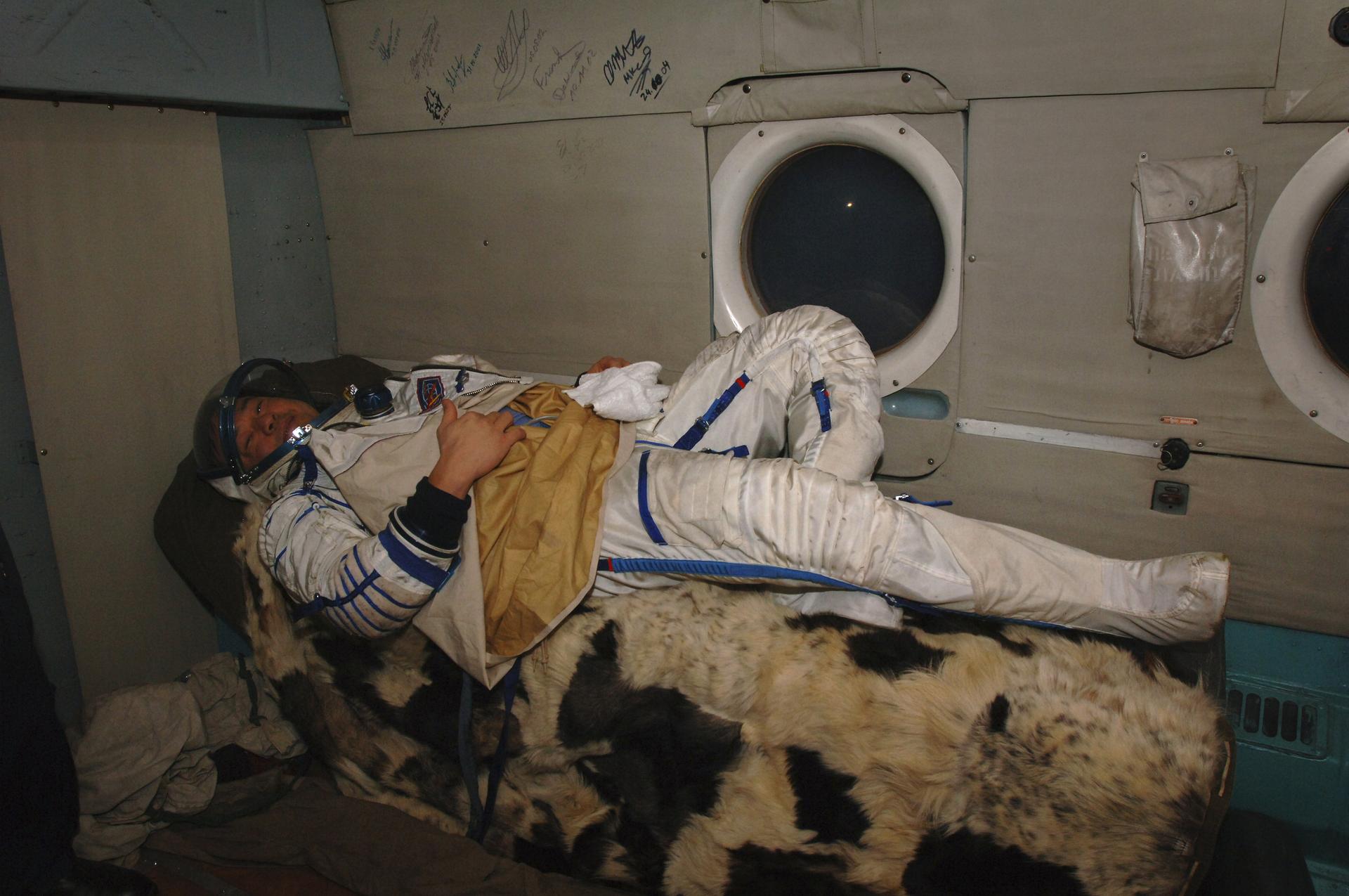 Expedition 10 Landing