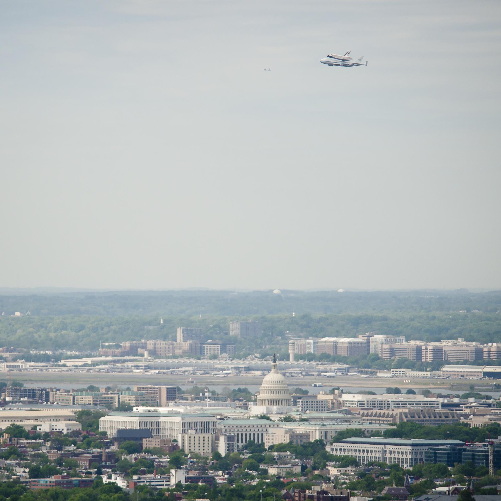 Space Shuttle Discovery DC Fly-Over
