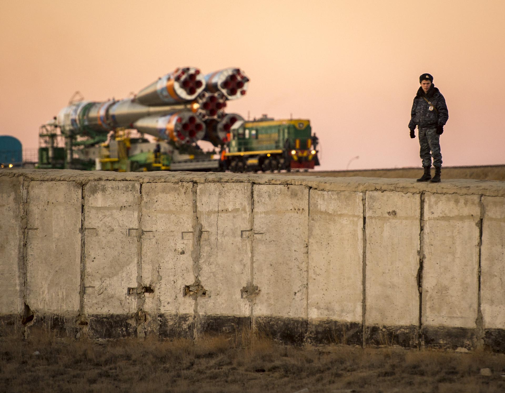 Expedition 38 Soyuz Rollout