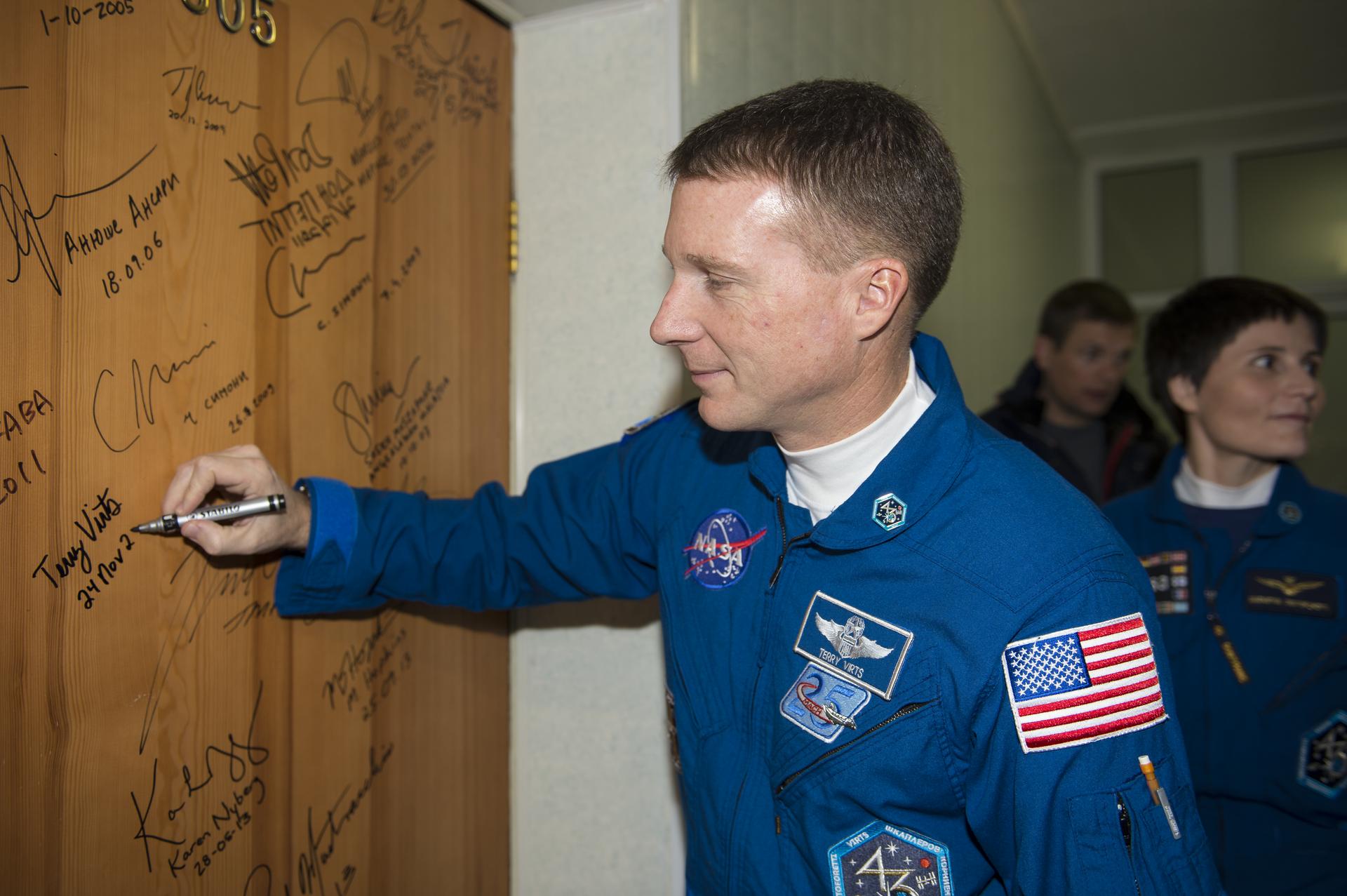 Expedition 42 Door Signing