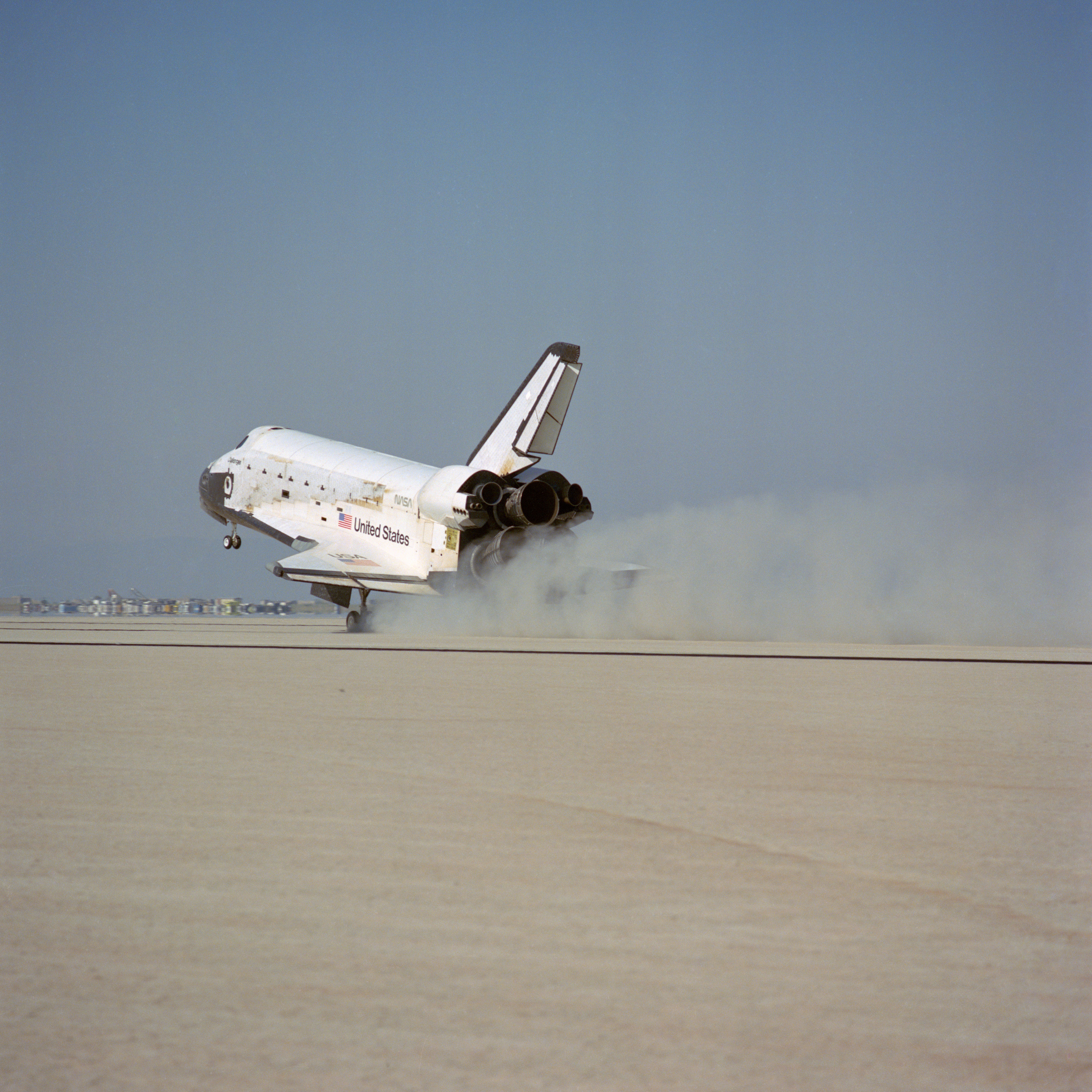 Shuttle Challenger landing on Runway 17 at Edwards at end of 51-B mission