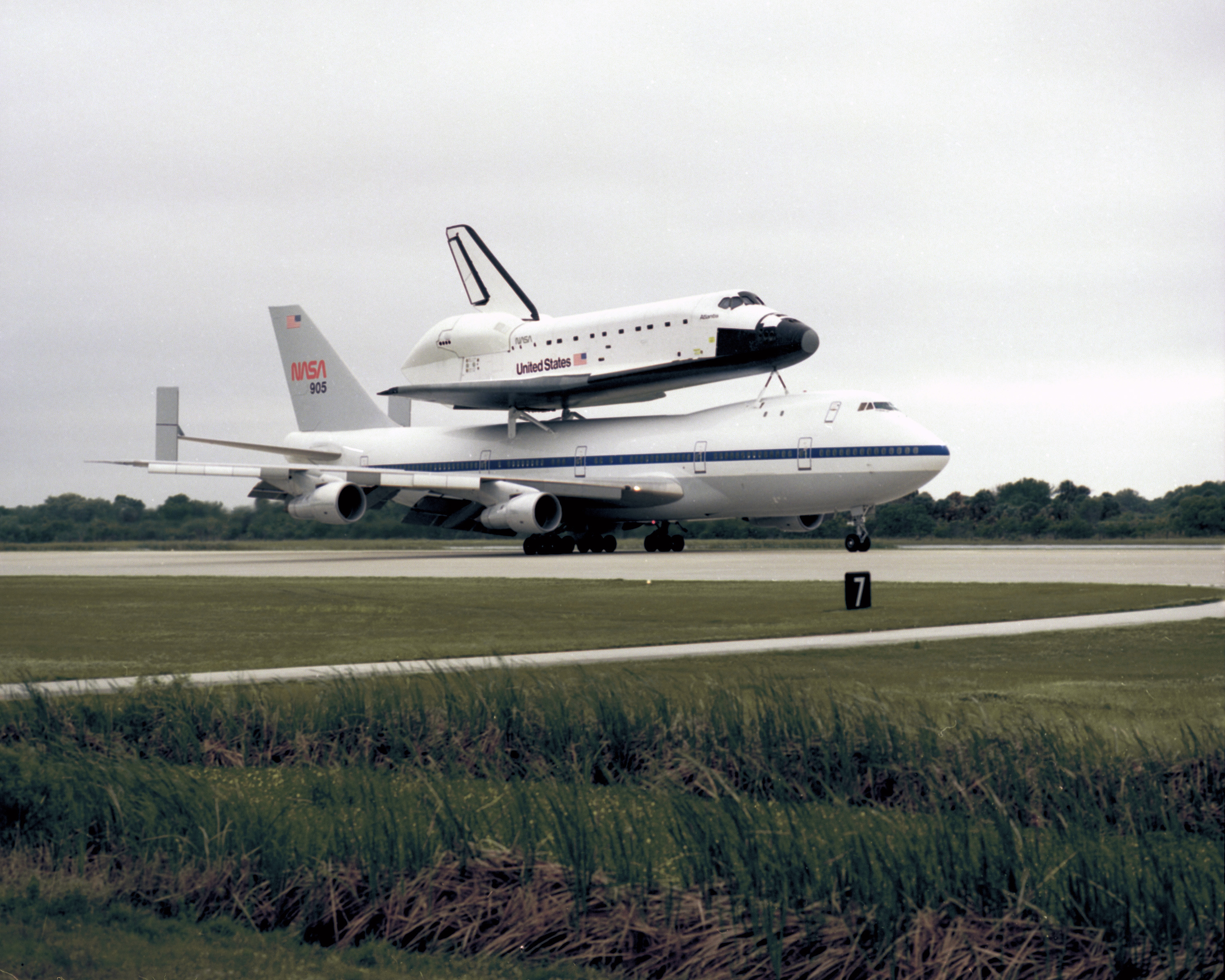 Orbiter Atlantis arrival at SLF.