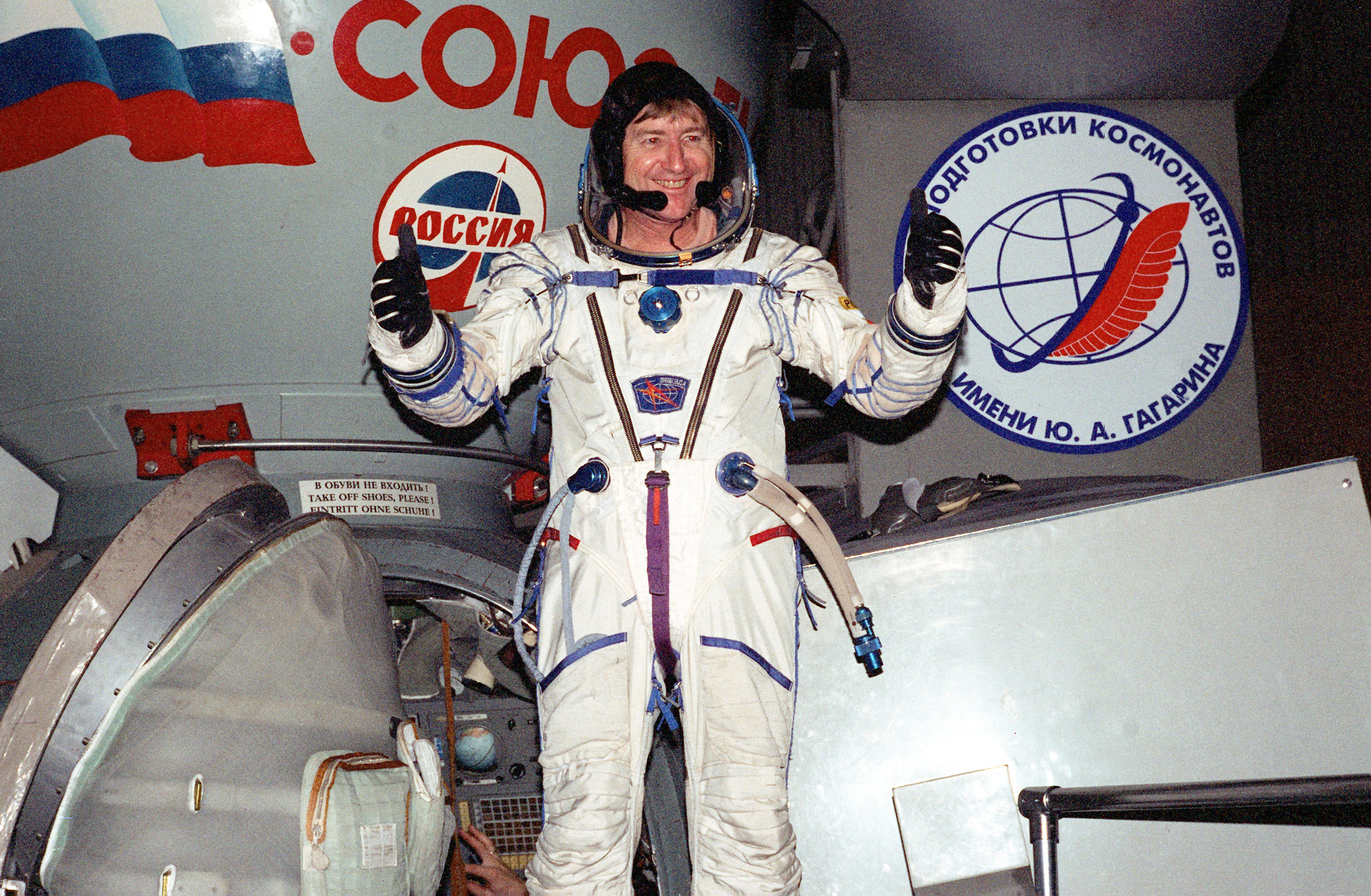 Culbertson tests cosmonaut space suit in Soyuz trainer