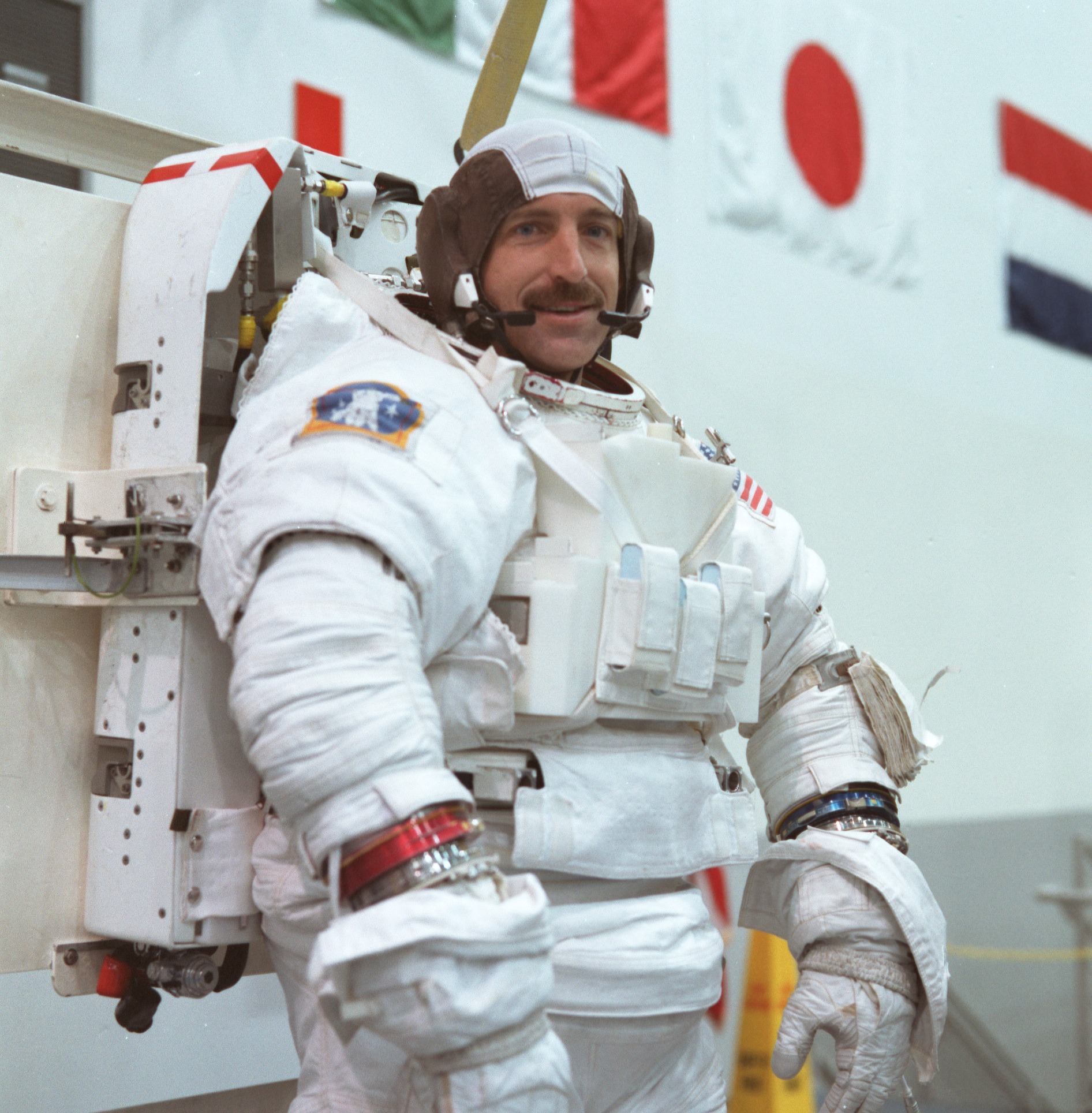 STS-106 crew training in NBL