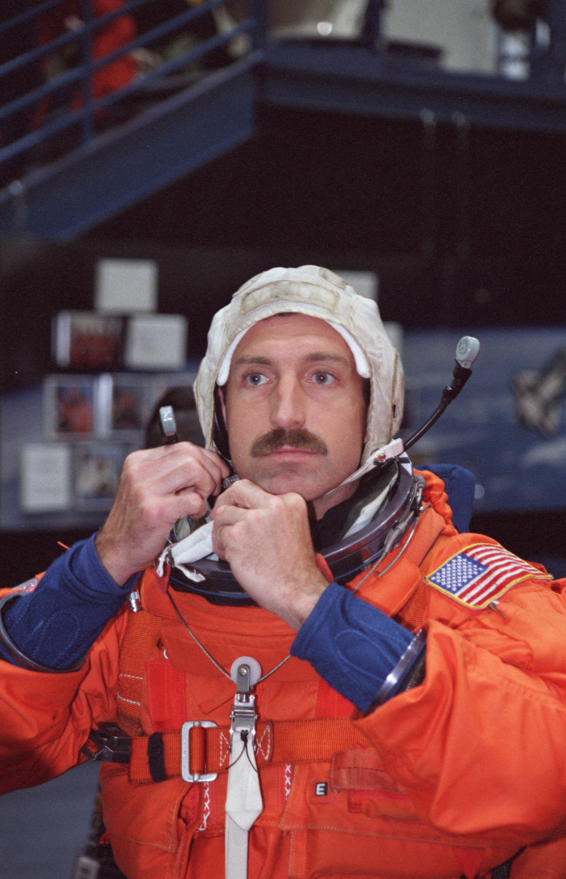 STS-106 crew trains in building 9