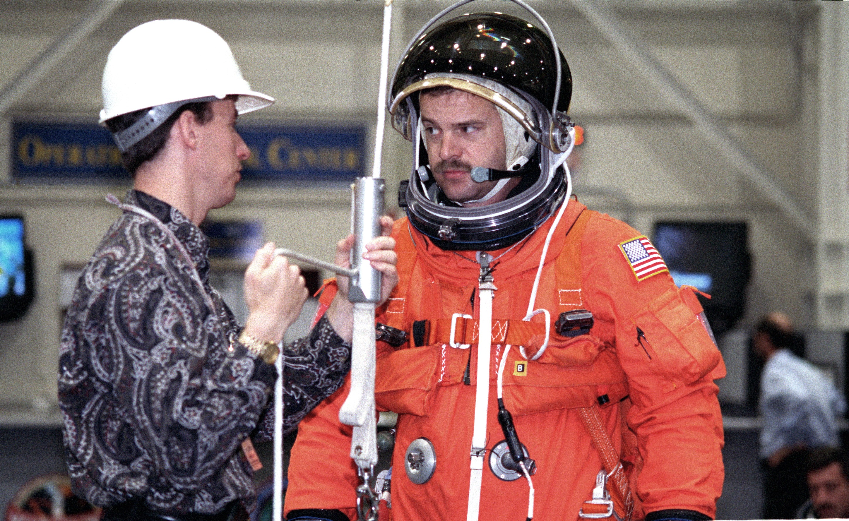 STS-106 crew engages in bailout training