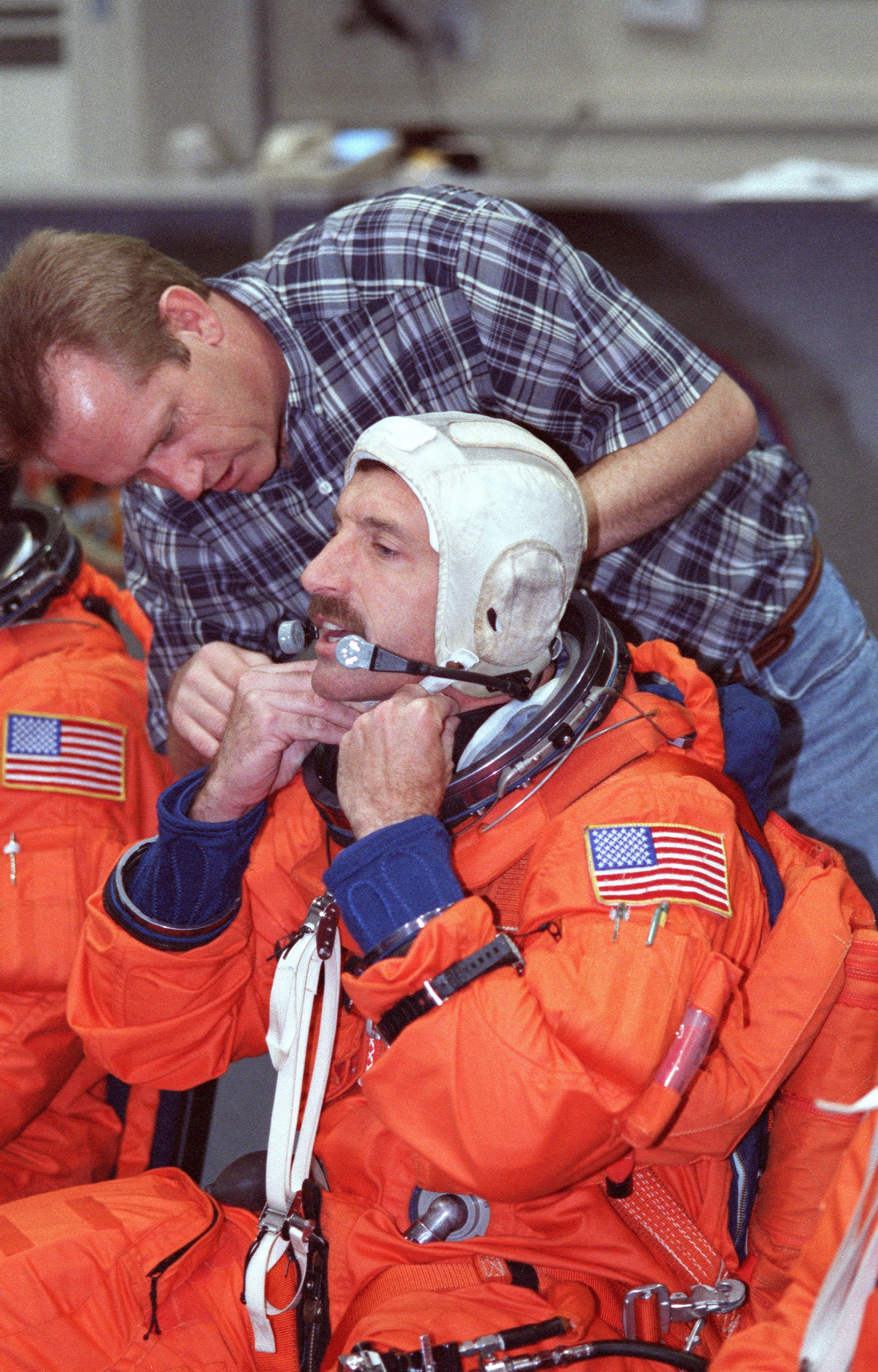 STS-106 crew engages in bailout training