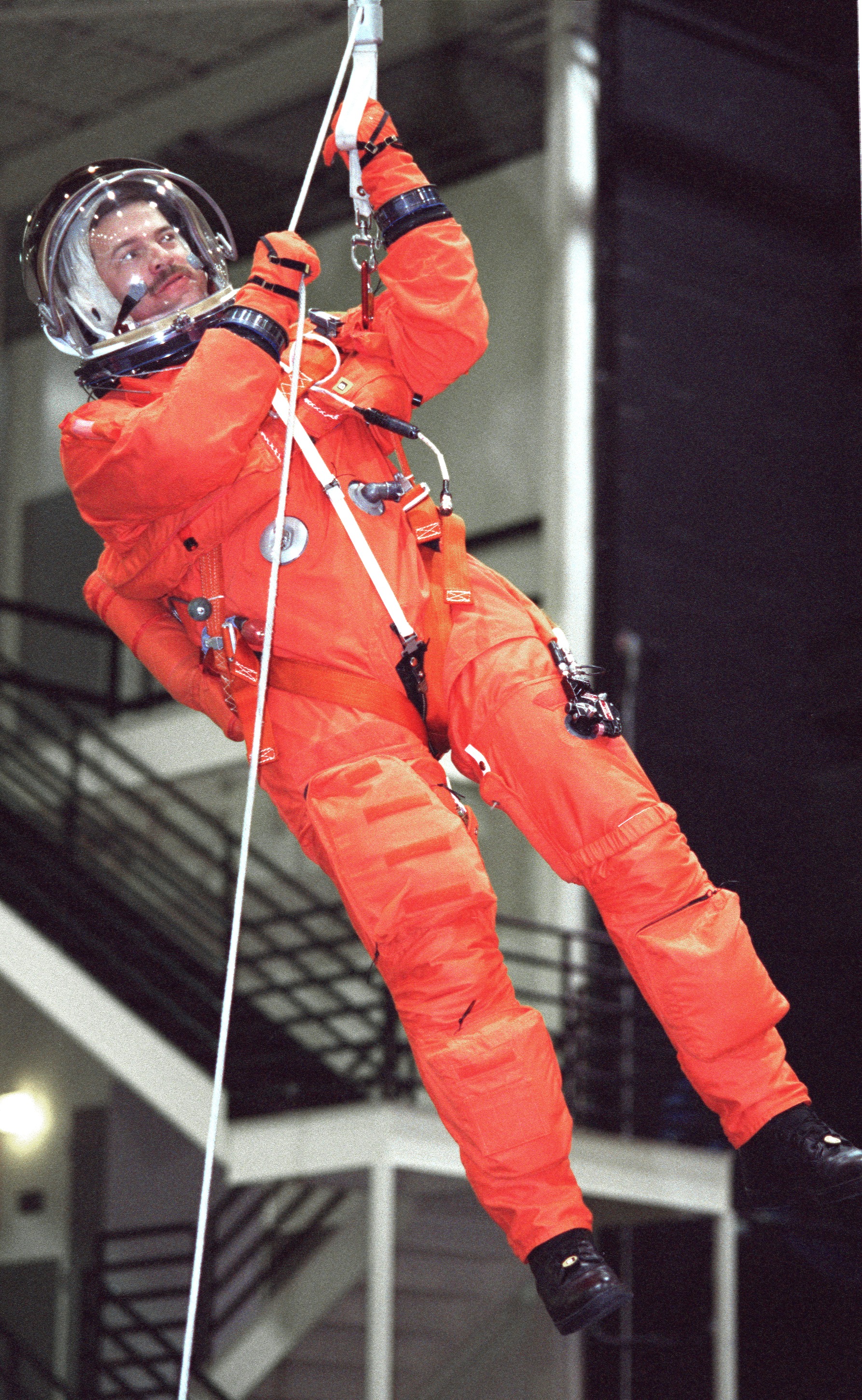 STS-106 crew engages in bailout training