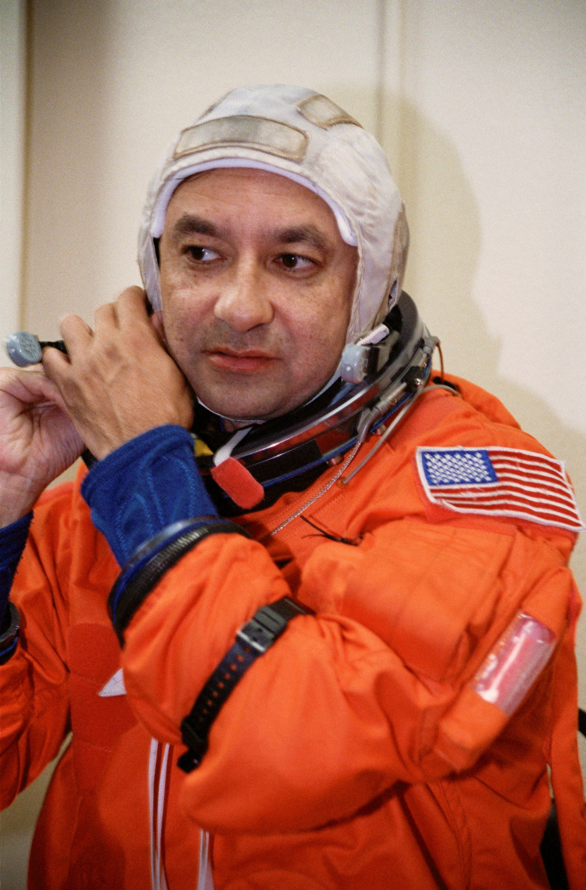 STS-98 crewmembers engages in preflight training in building 5