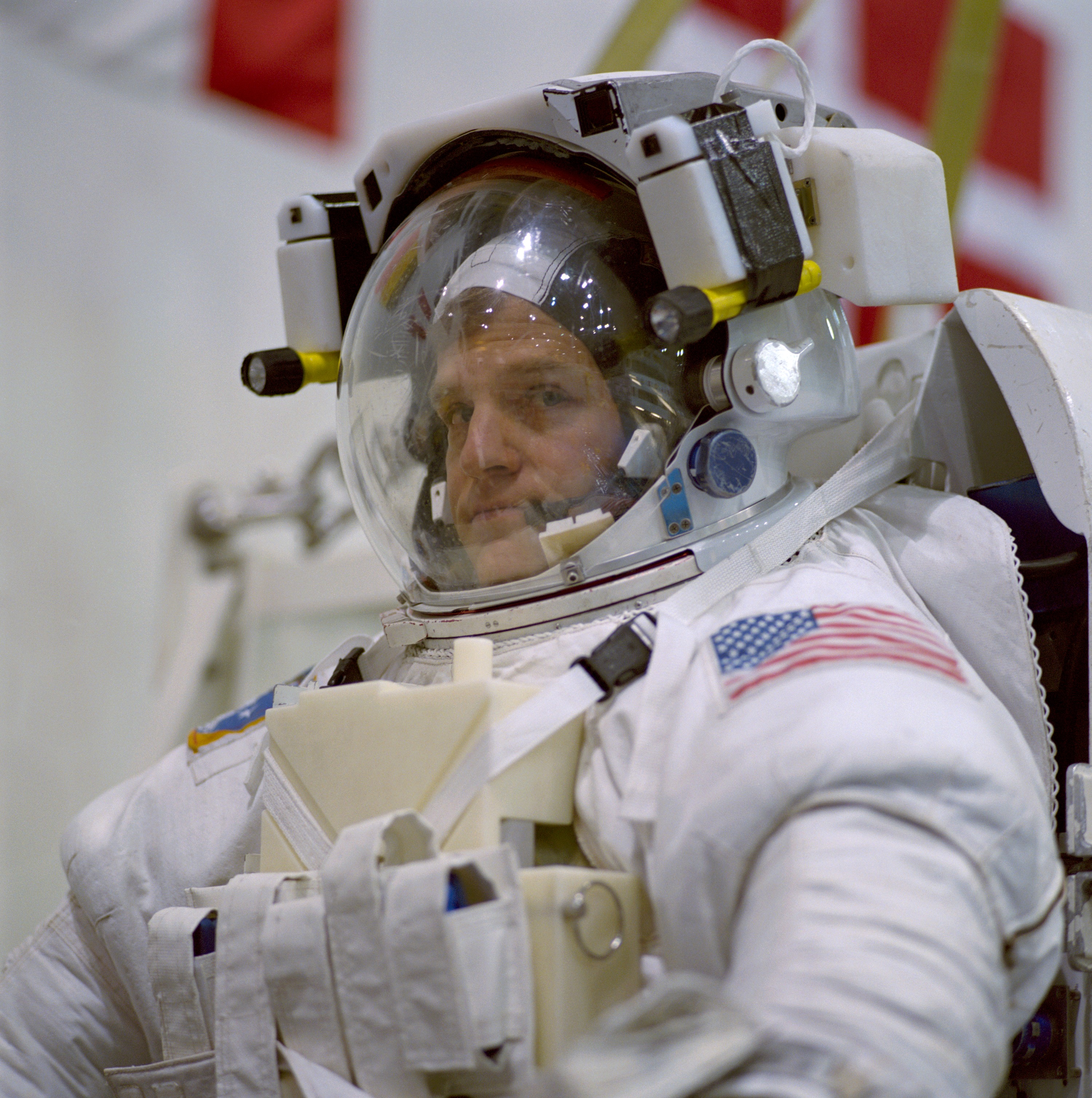 STS-100 crewmembers prepare to train in NBL