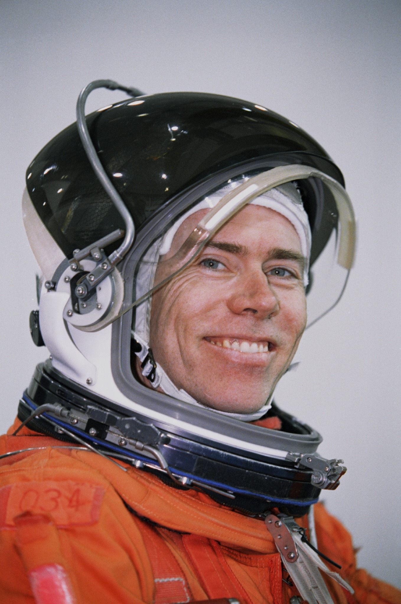 STS-105 preflight water survival training in NBL pool in SCTF