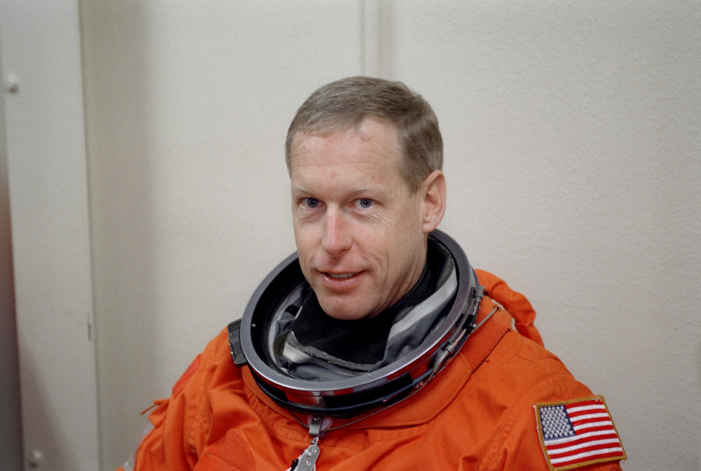 STS-105 LES suit-up at SMS in Building 5