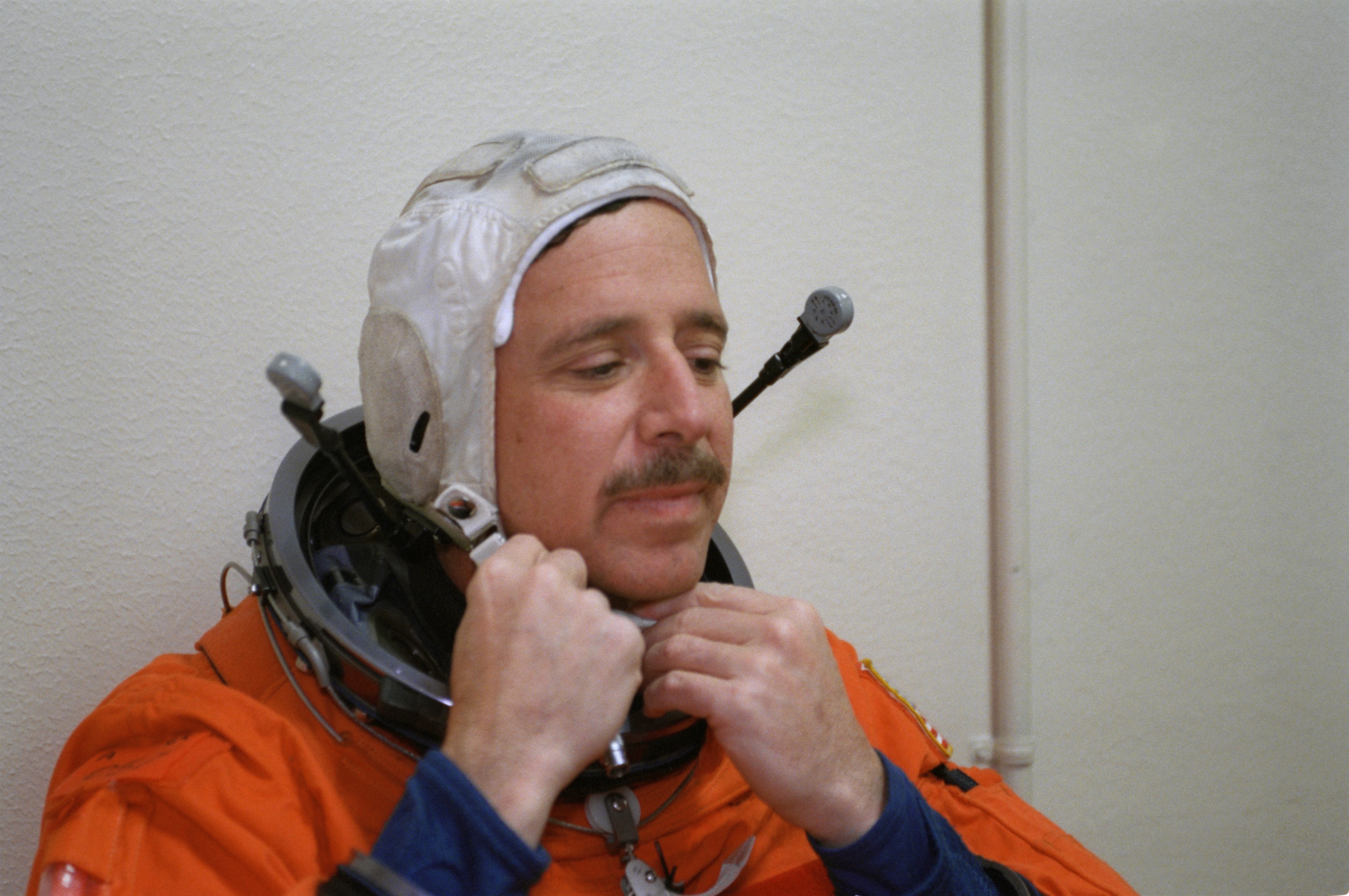 STS-105 LES suit-up at SMS in Building 5