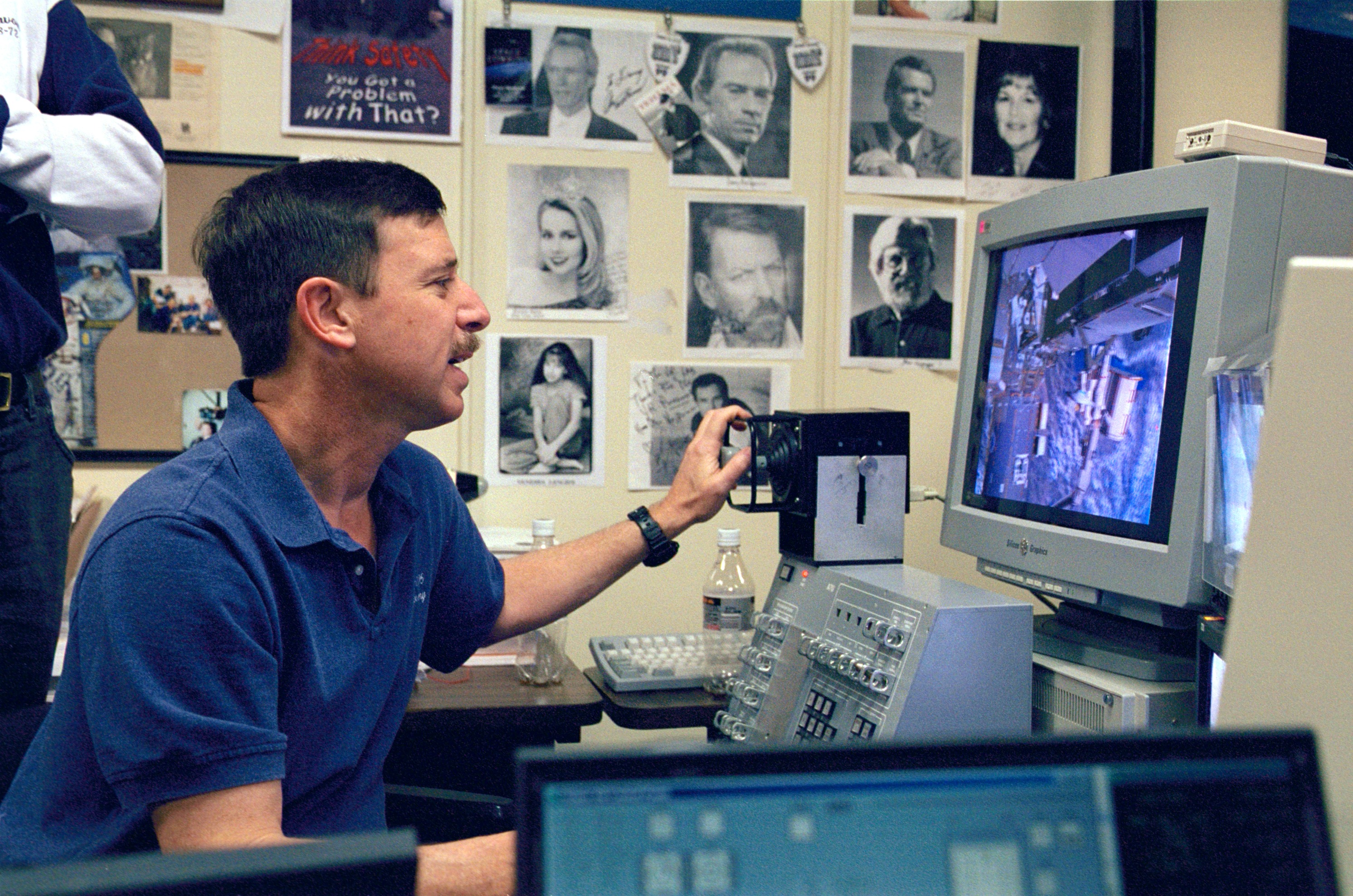 STS-105 Crew Training in VR Lab