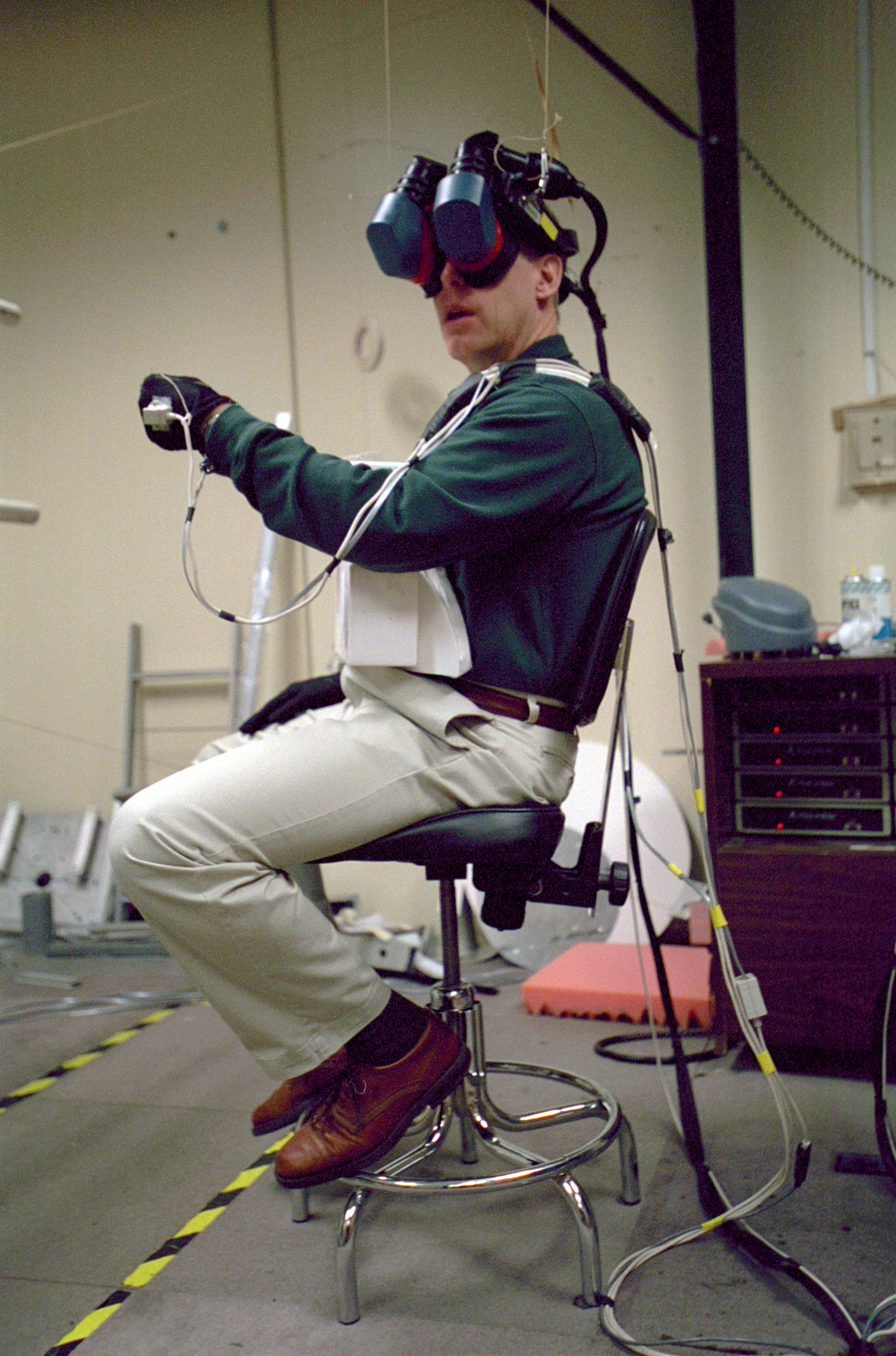STS-105 Crew Training in VR Lab