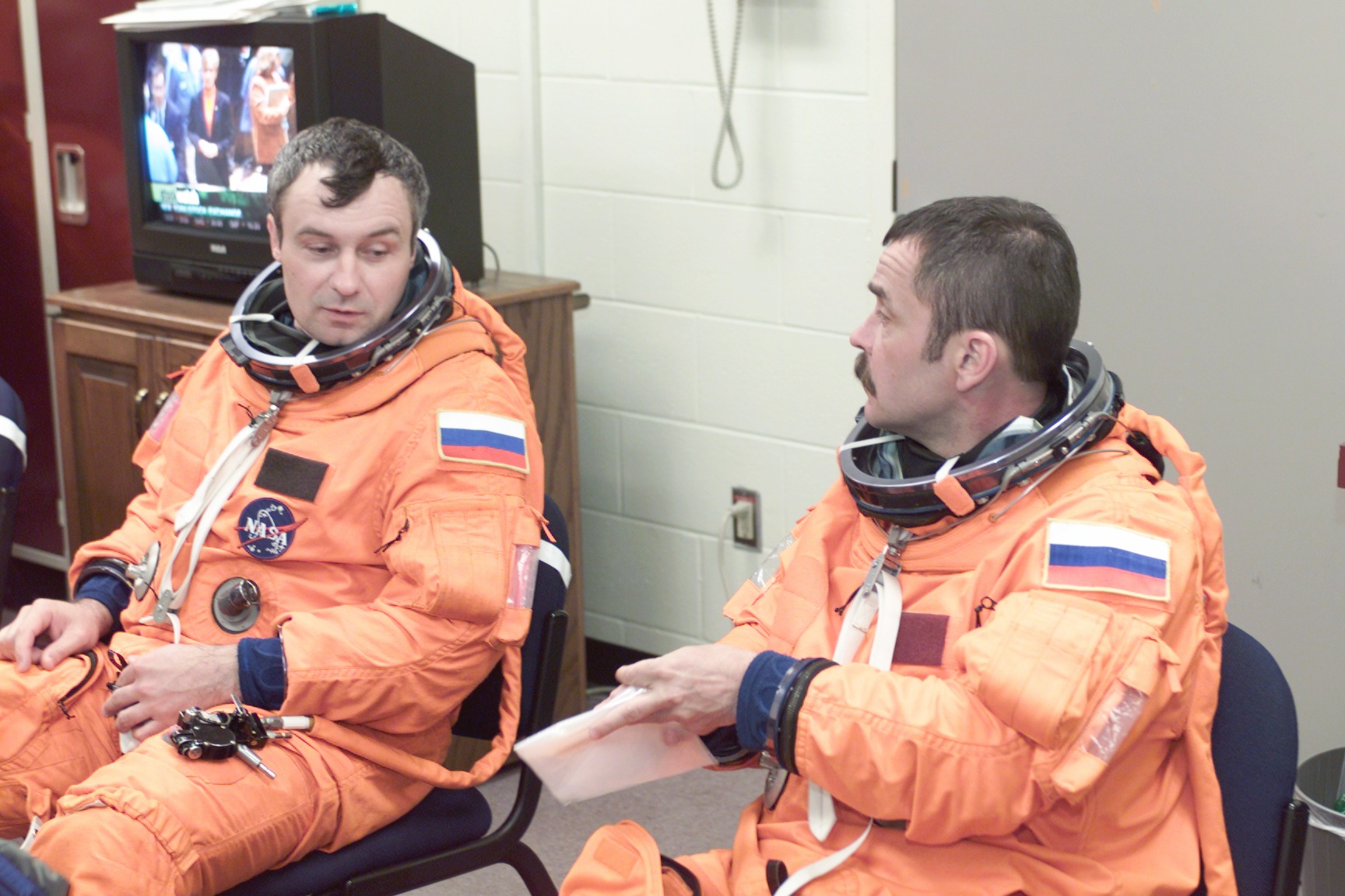 STS-105 with Expedition 3 - PRL Insertion/Egress