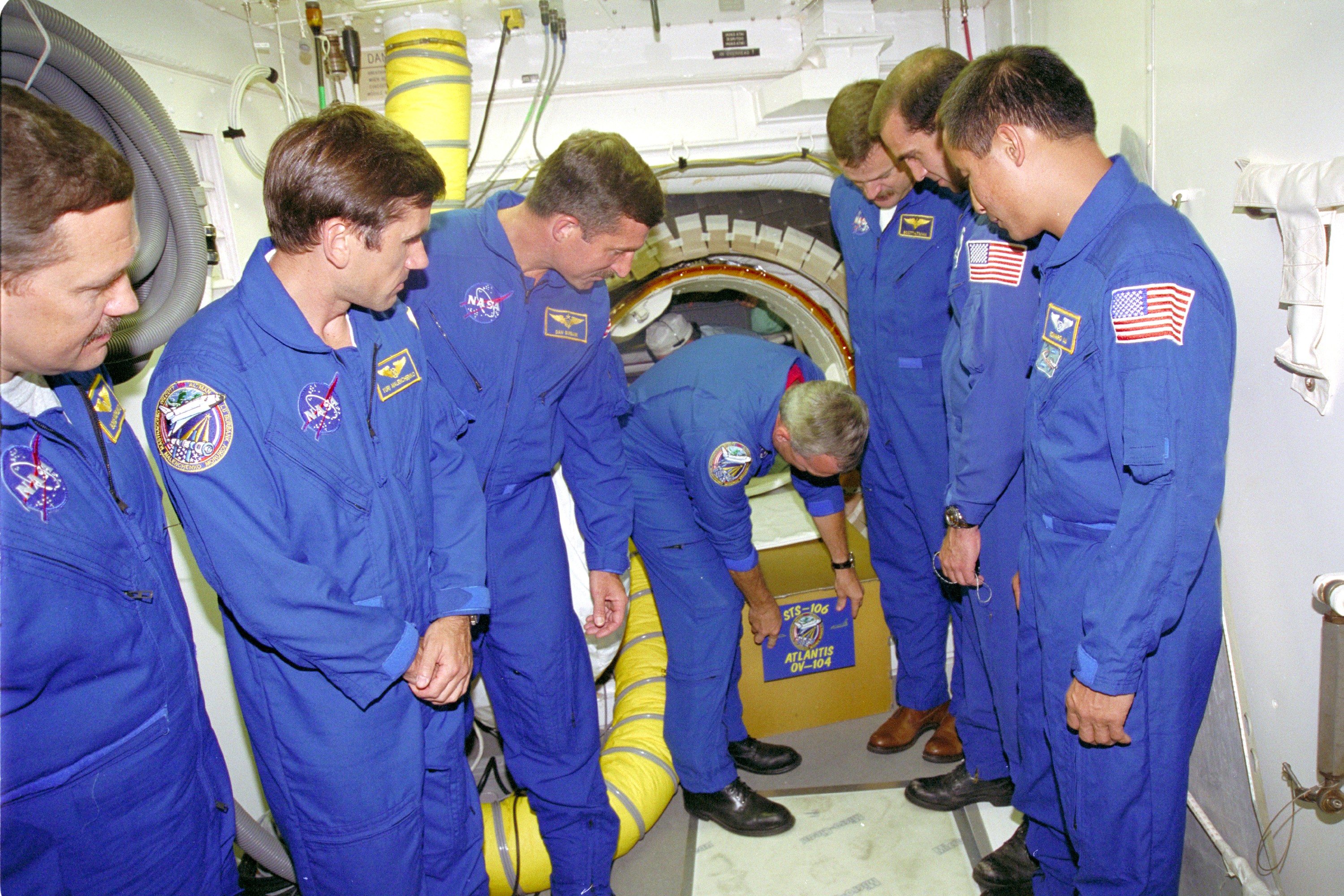 STS-106 CMDR. TERRENCE W. WILCUTT BENDS TO PLACE THE STS-106 MIS