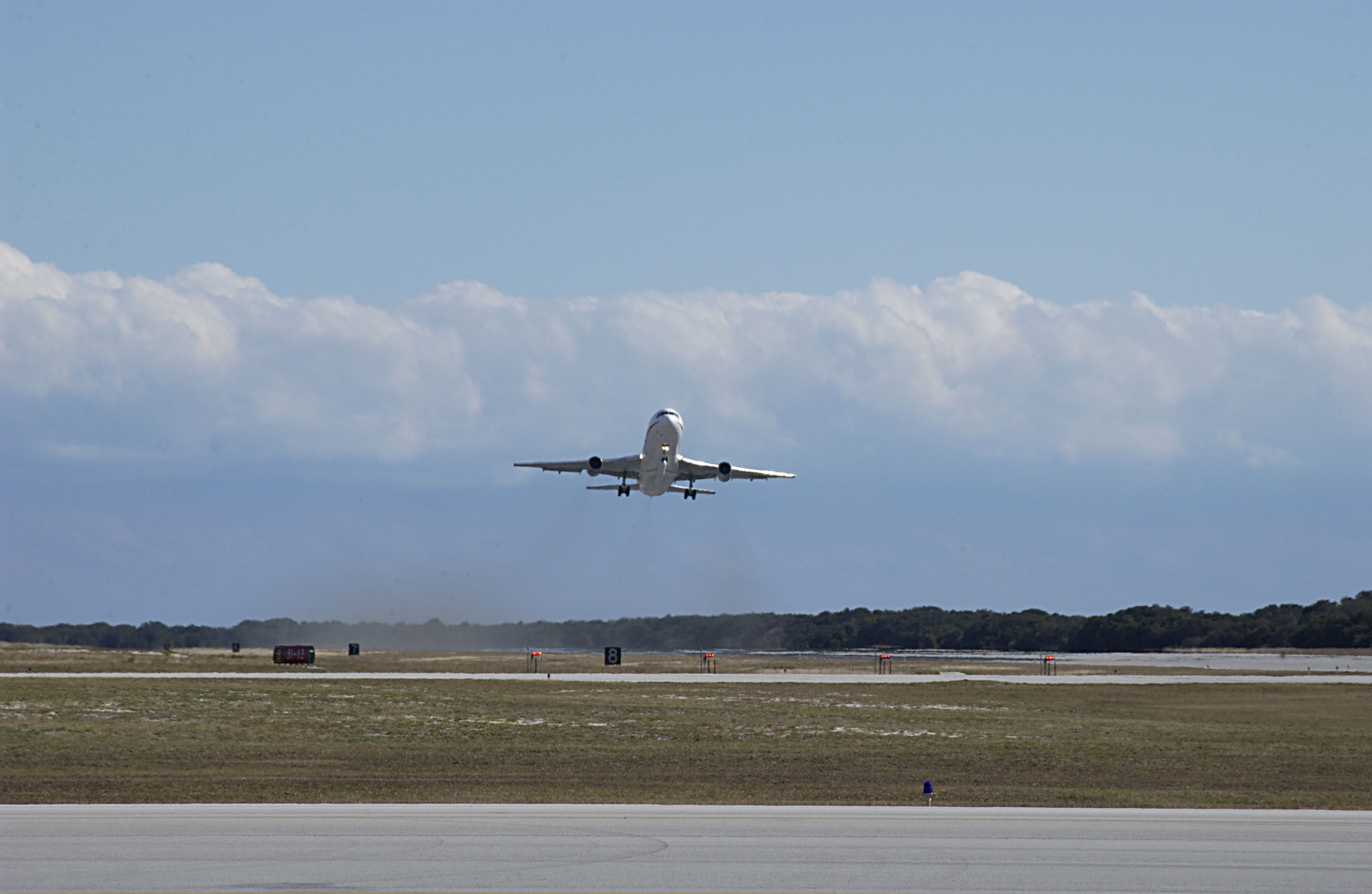 L-1011 aircraft carrying a Pegasus XL (SORCE)