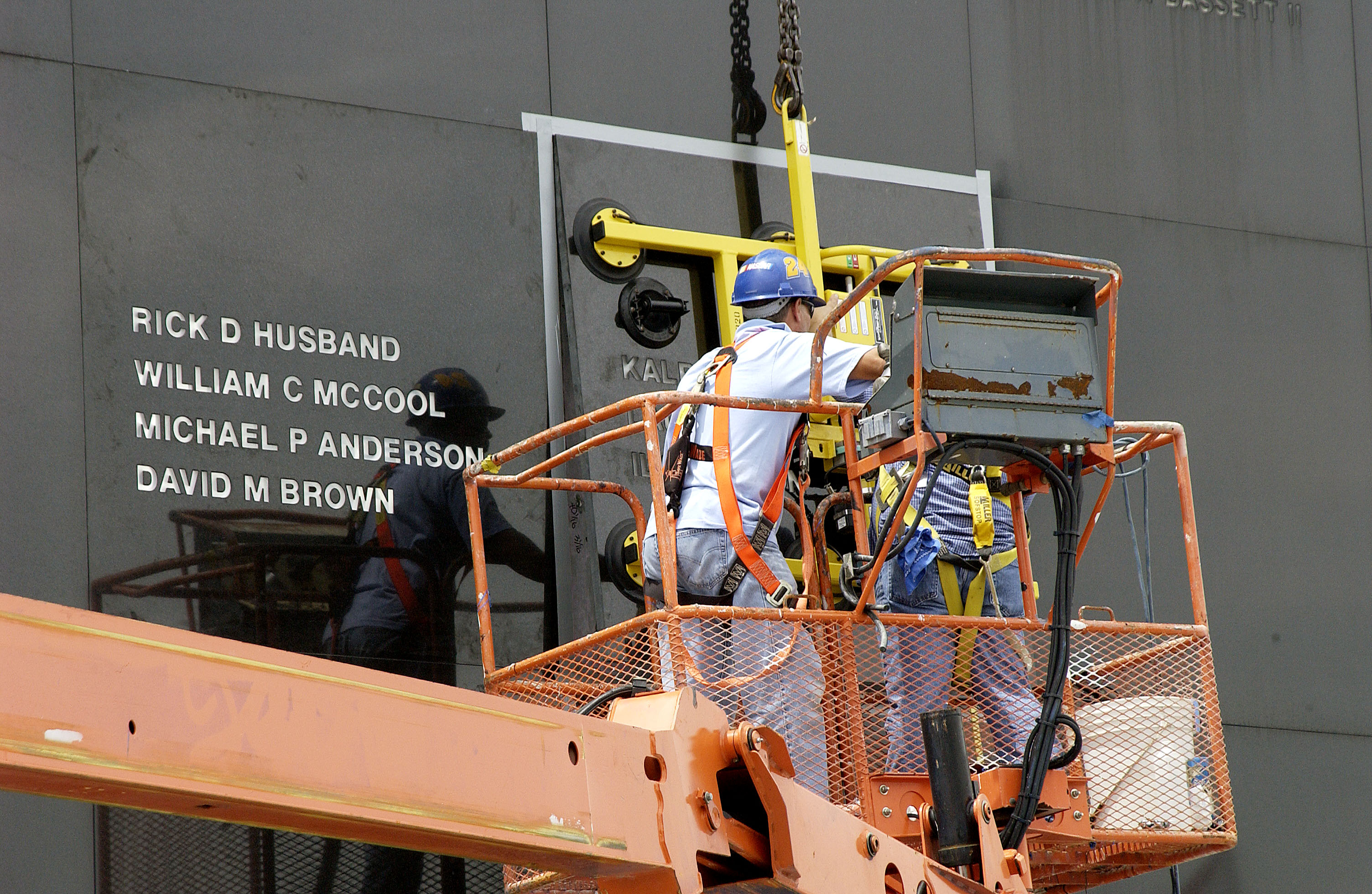 Columbia Crew added to Astronaut Memorial Mirror