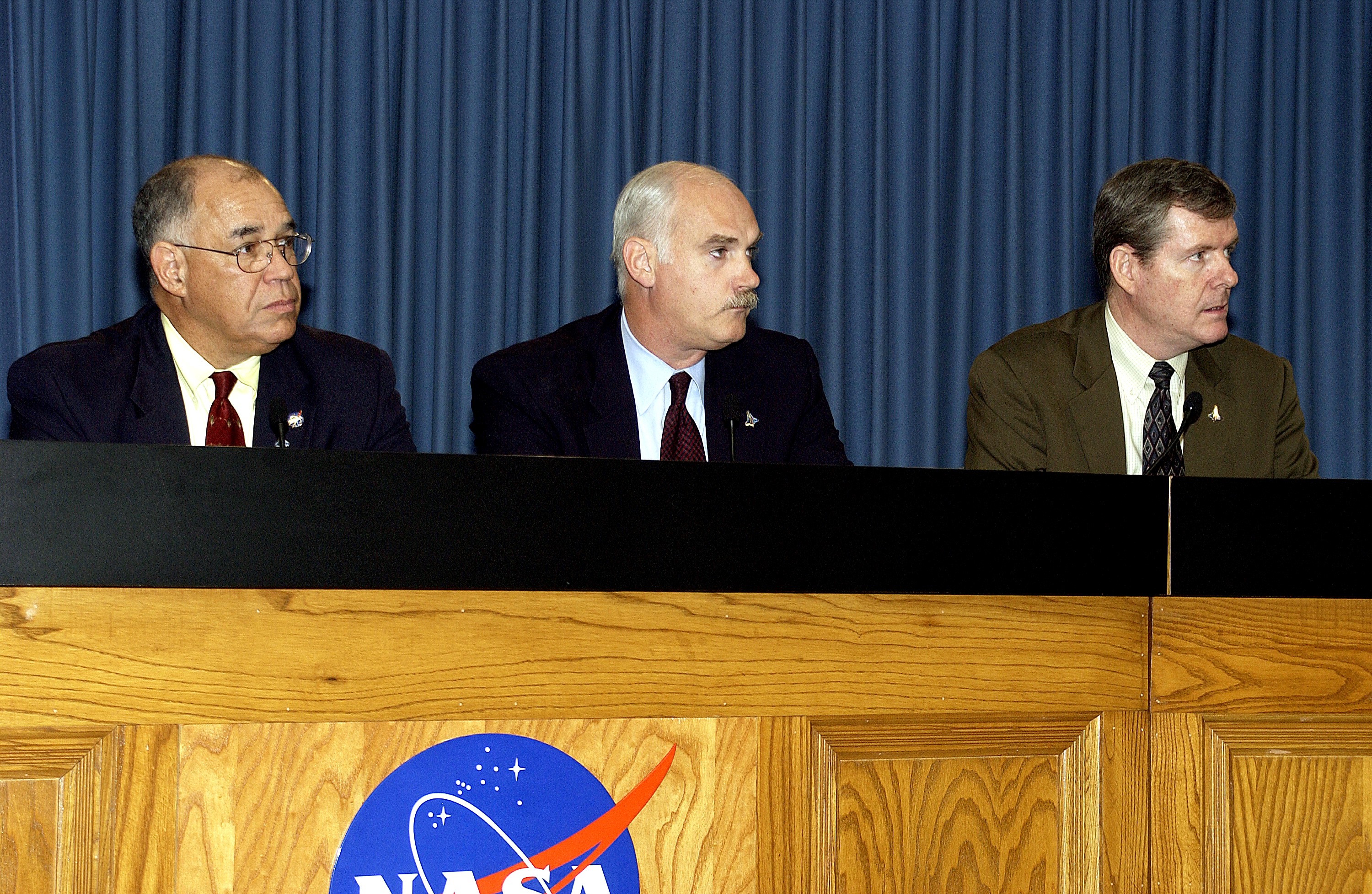 KENNEDY SPACE CENTER, FLA. - NASA officials brief the media at KSC about the agency’s human space flight program. On the panel (left to right) are NASA Deputy Administrator Fred Gregory, Associate Administrator for Space Flight Bill Readdy and Associate Administrator for Safety and Mission Assurance Bryan O’Connor.