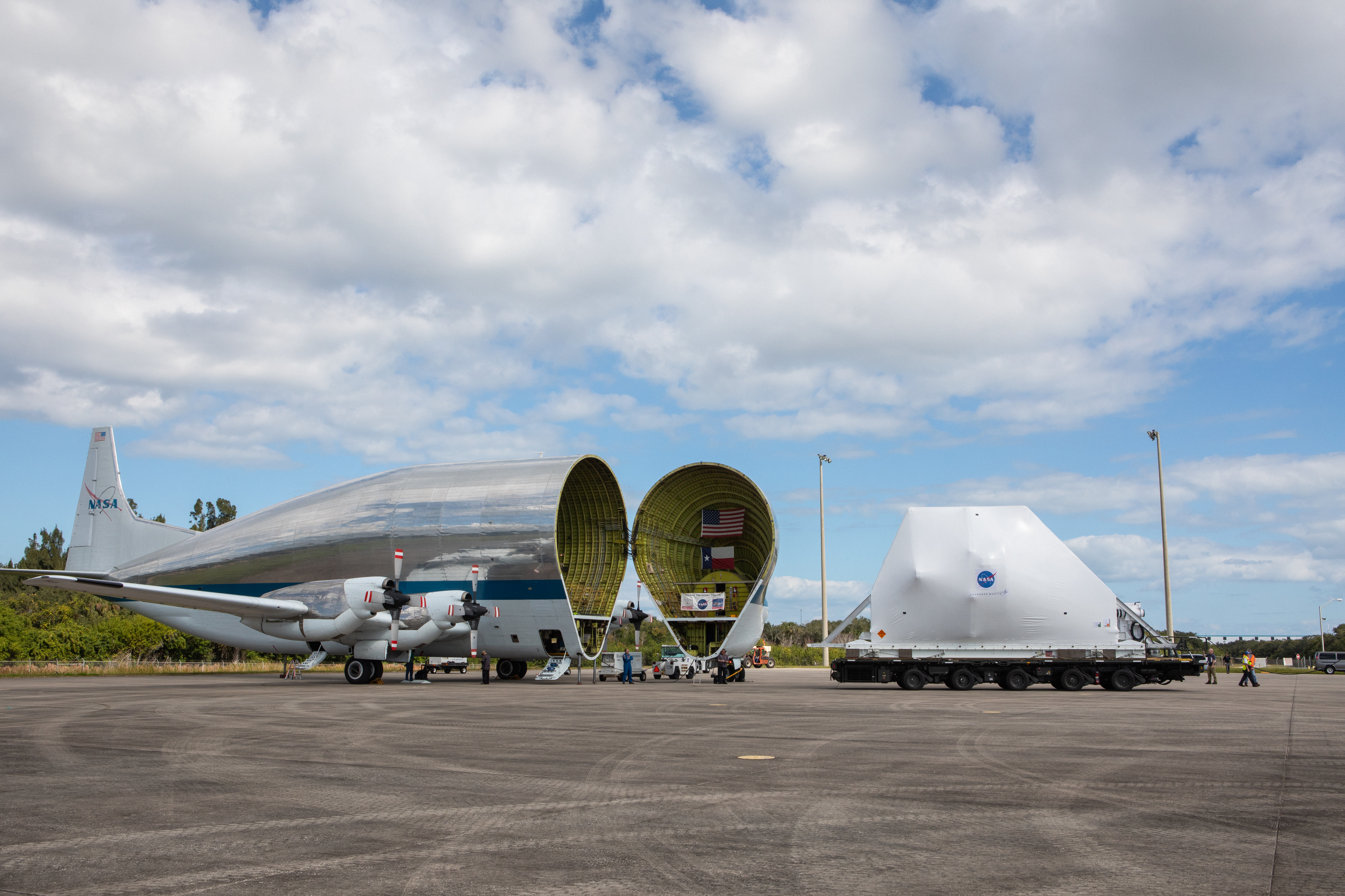 Orion CSM Load onto Guppy