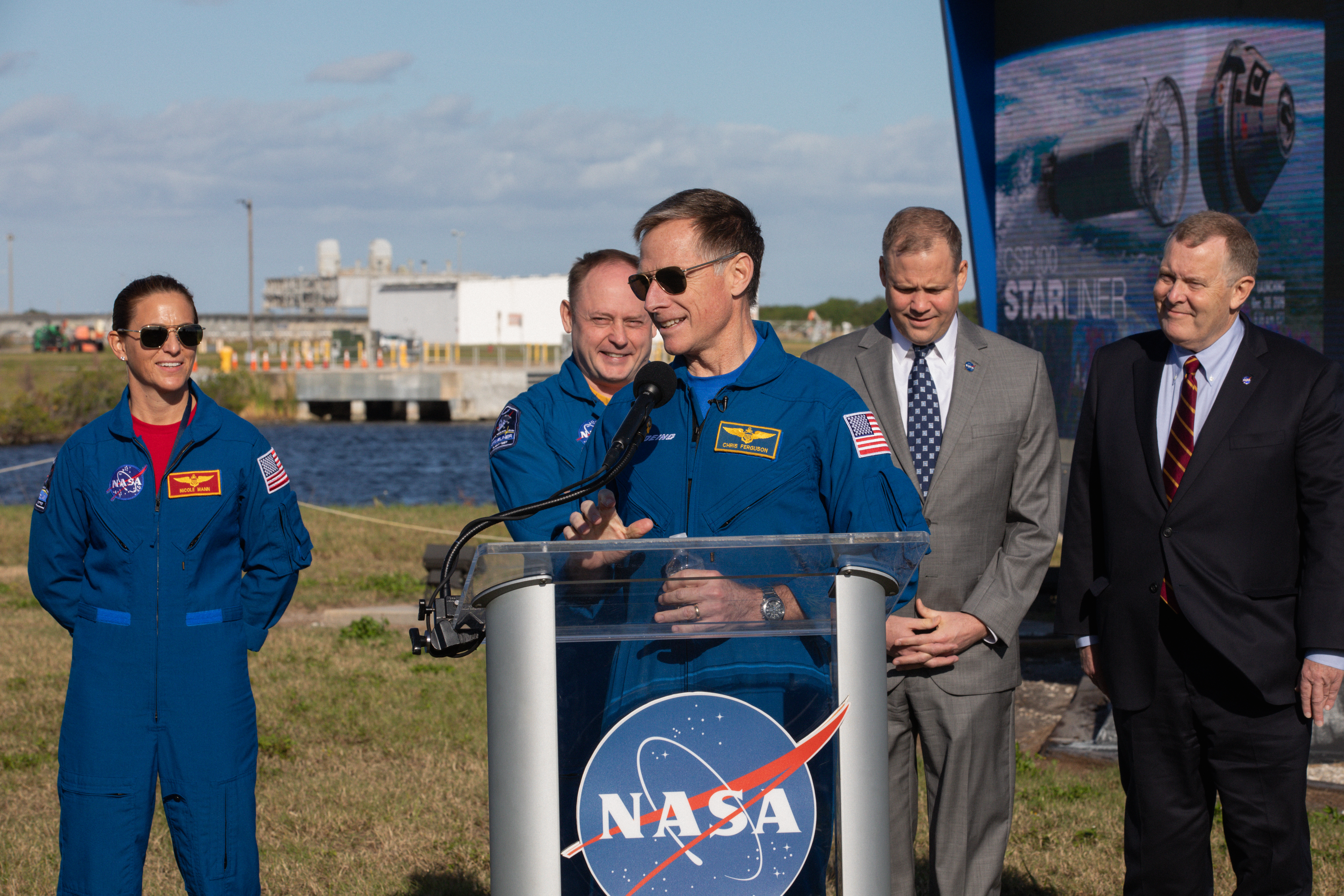 Administrator with Astronauts and KSC Center Director Briefing