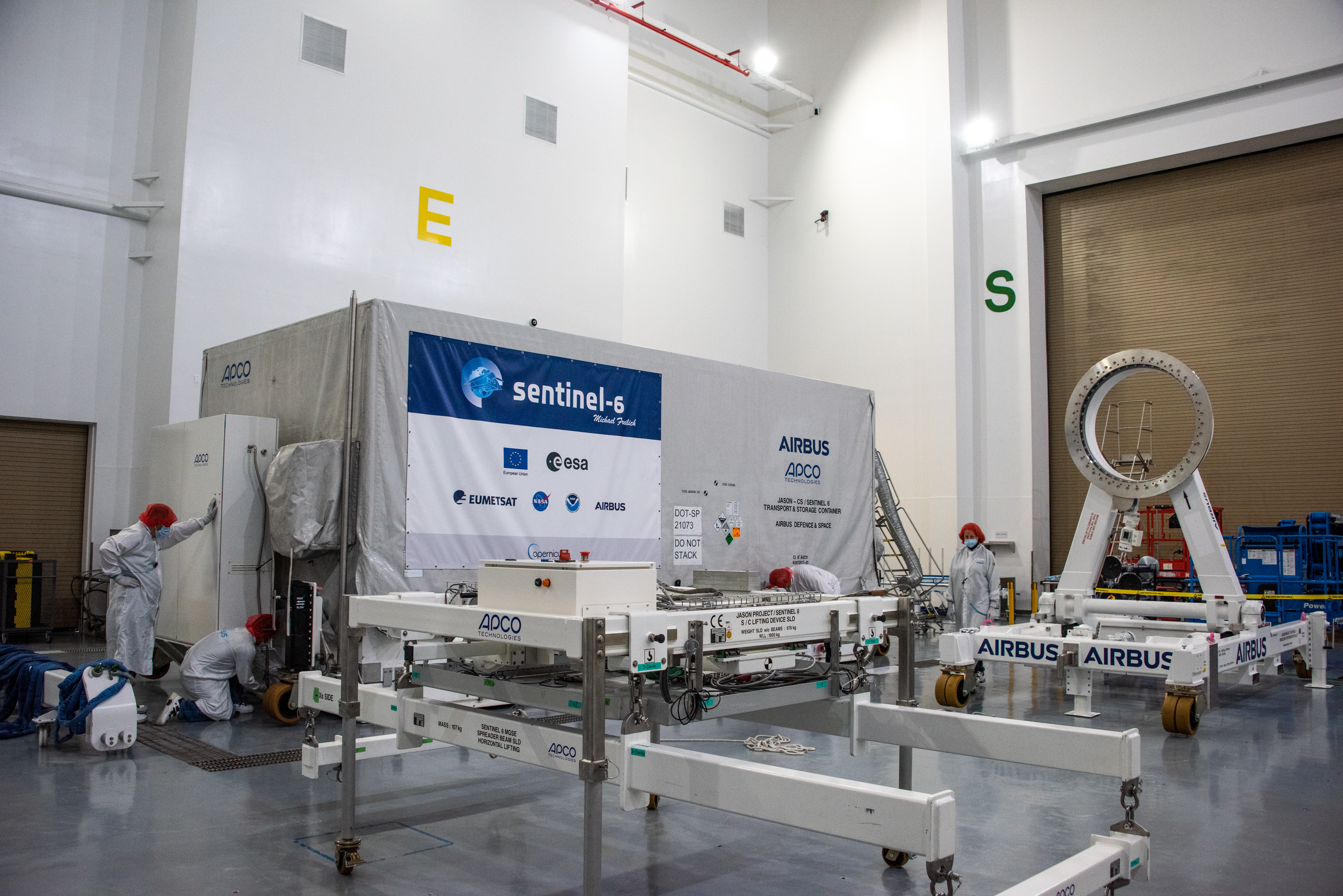 Sentinel-6 Spacecraft Removal from Container, Lift to MPT