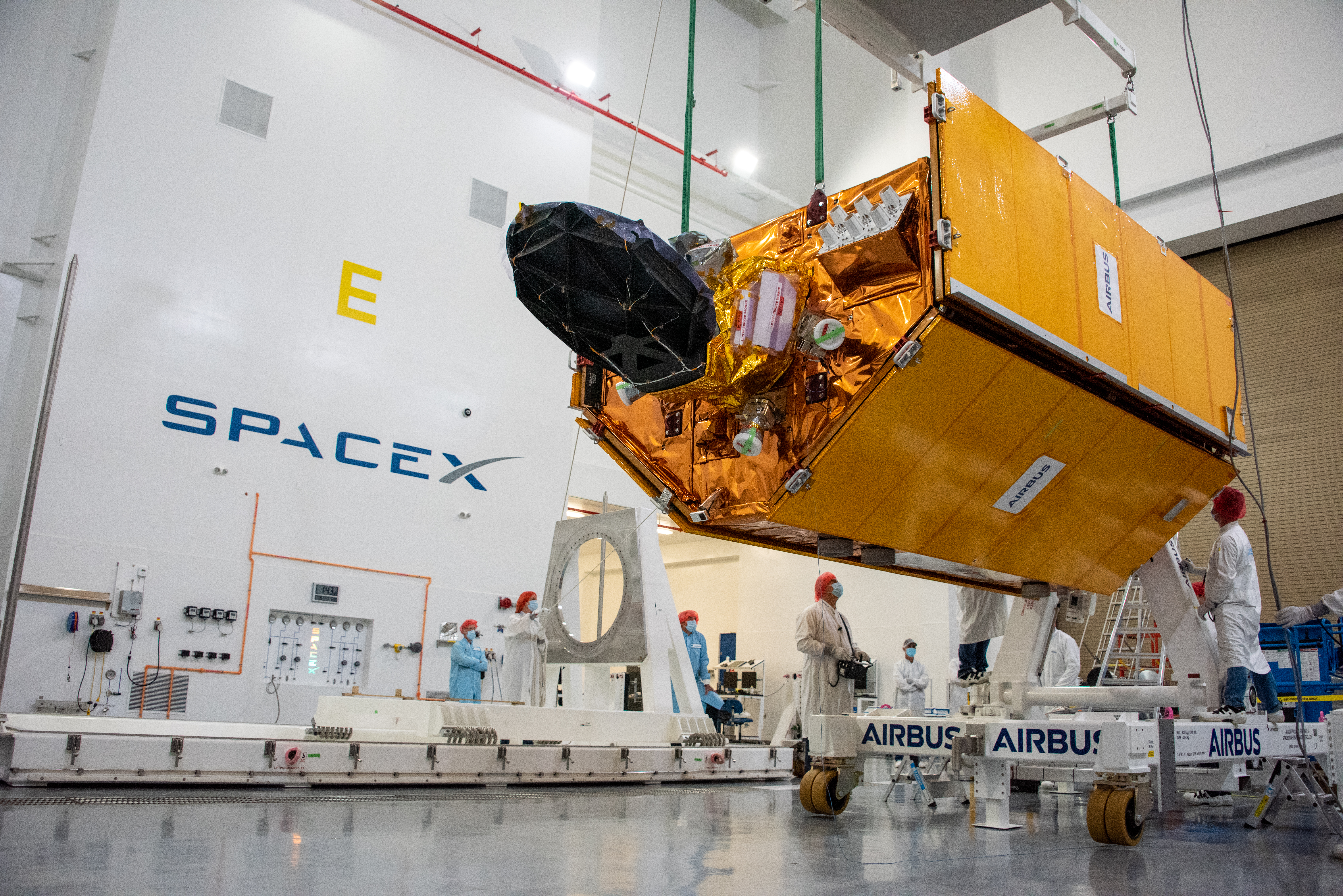 Sentinel-6 Spacecraft Removal from Container, Lift to MPT
