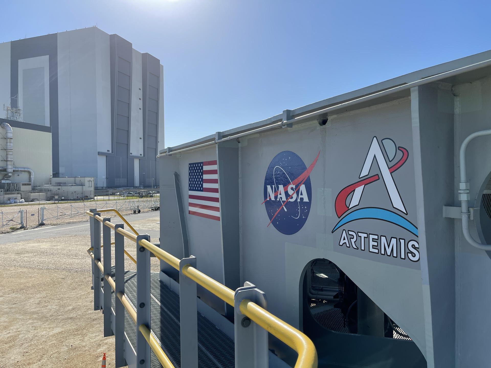 Artemis Logos Installation on Crawler Transporter