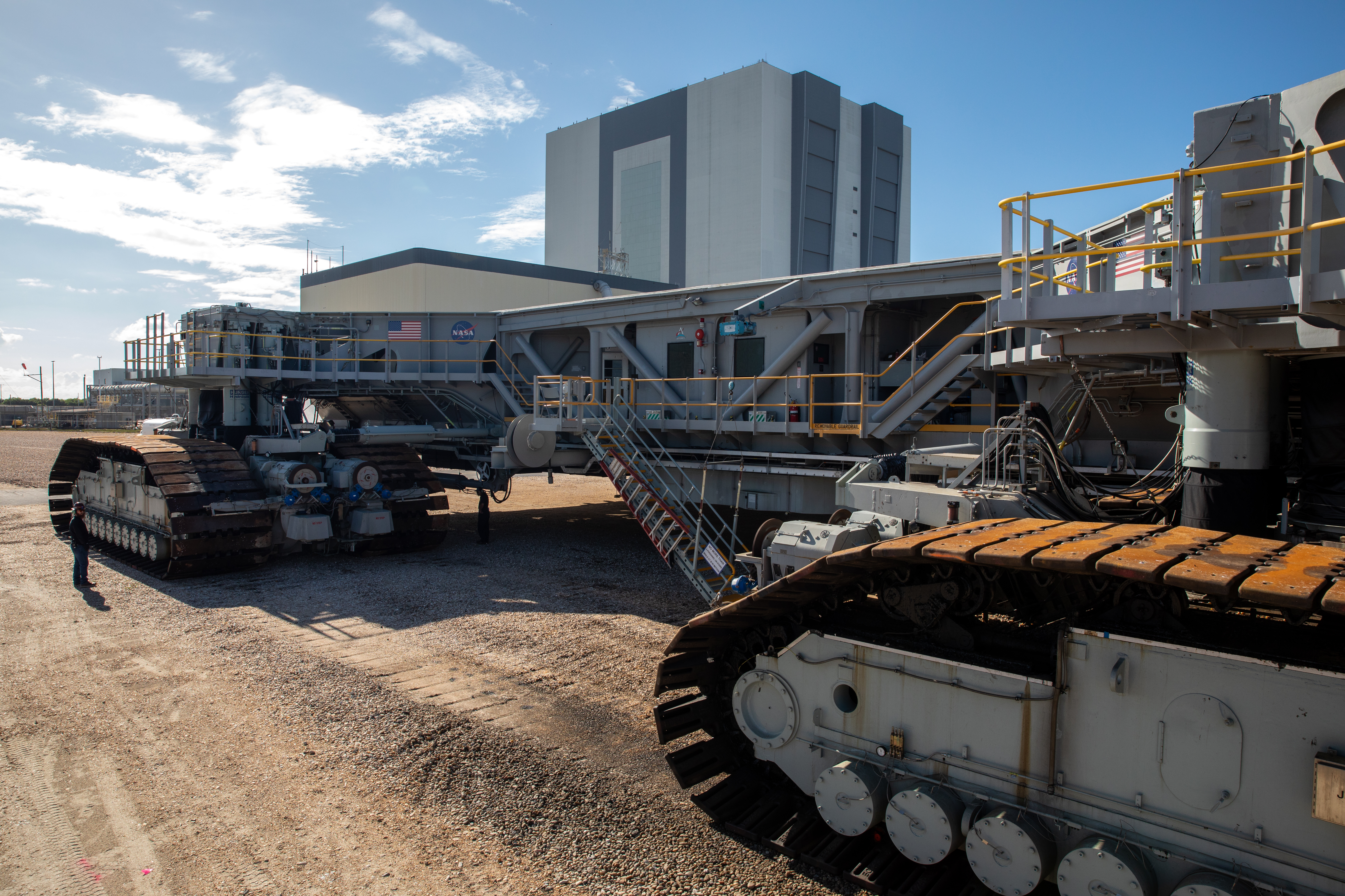 Crawler Transporter 2 Roll to VAB for Artemis I WDR Rollout