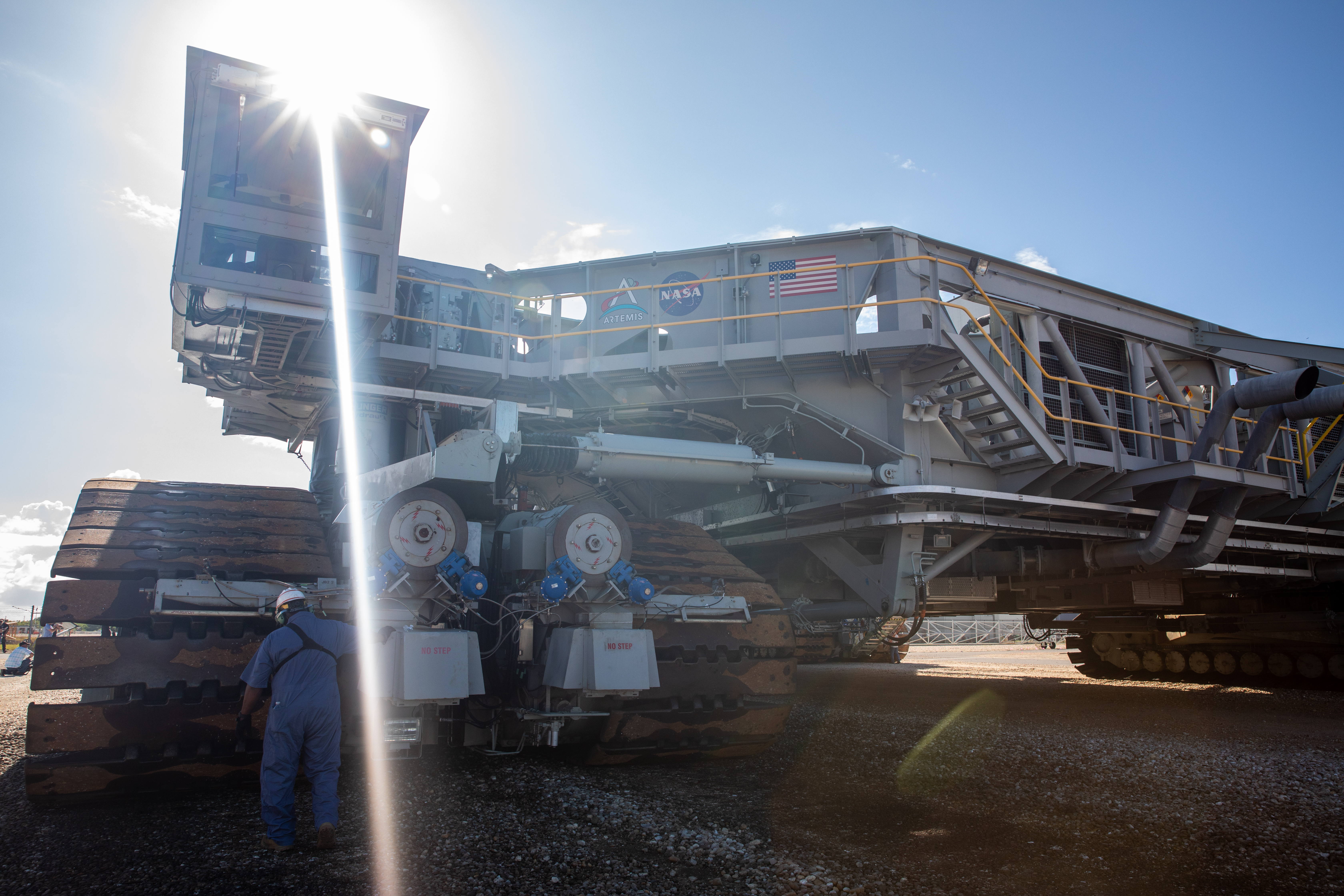 Crawler Transporter 2 Roll to VAB for Artemis I WDR Rollout