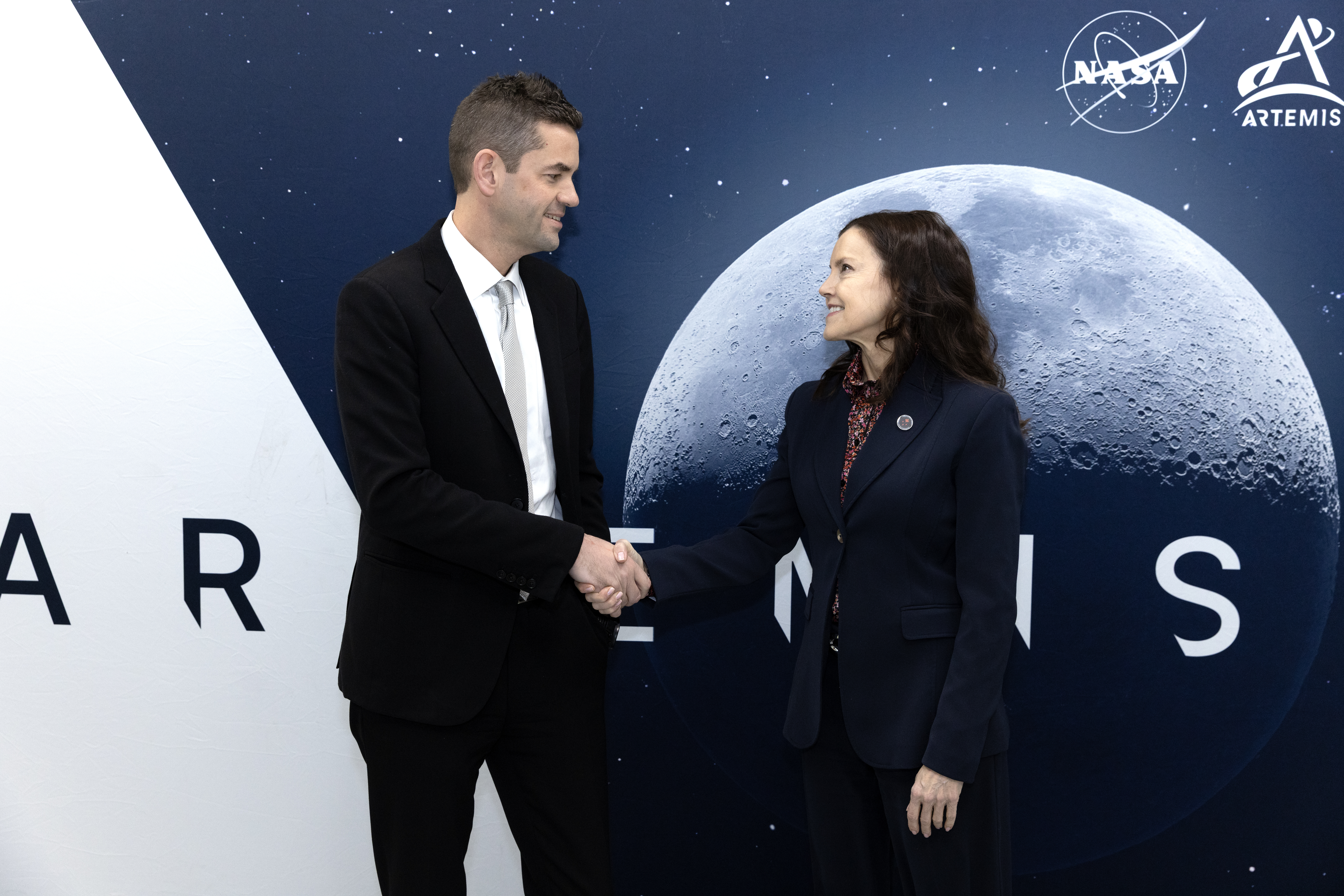 Artemis II WDR Administrator Jared Isaacman meets with President