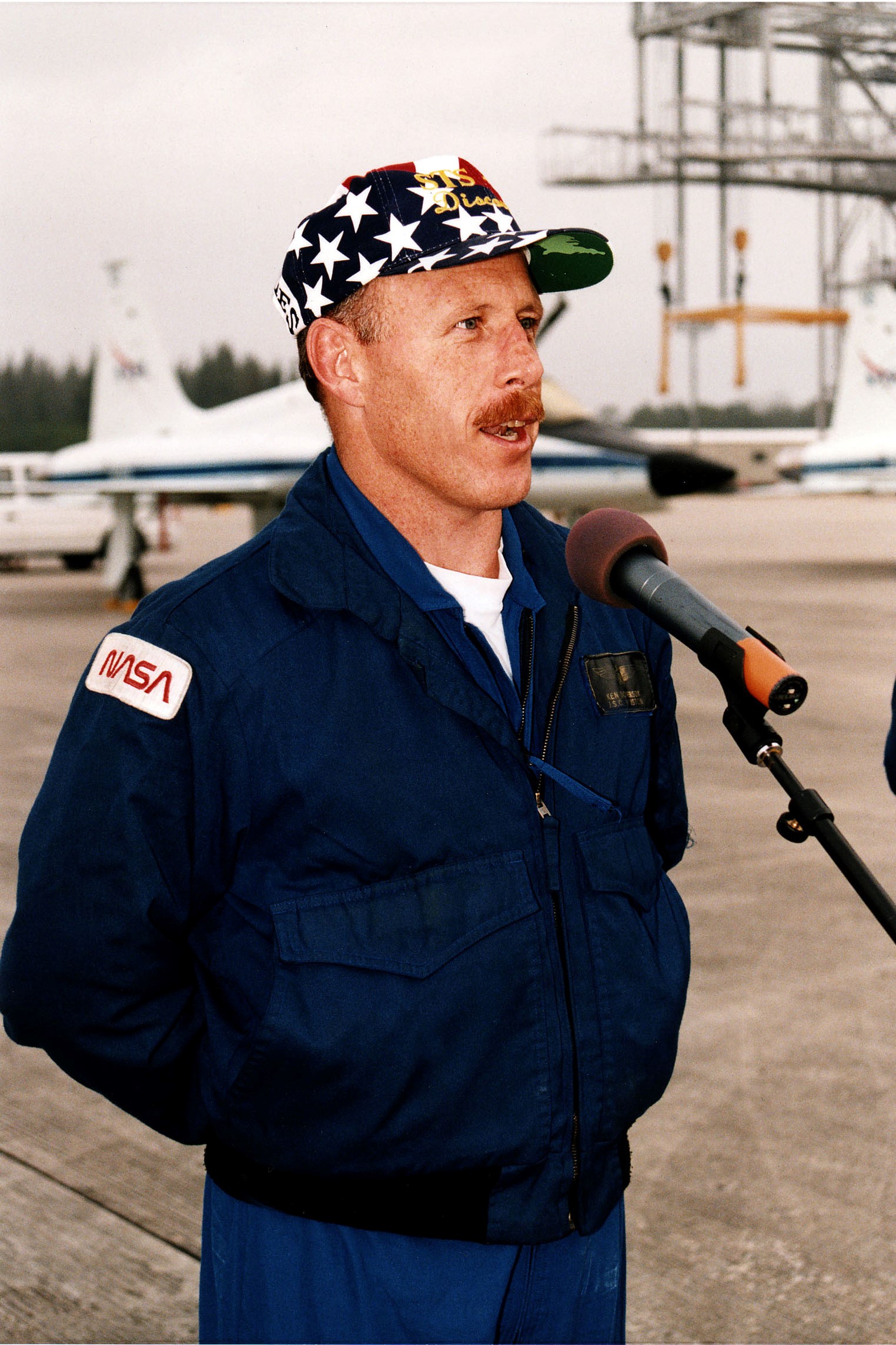 KENNEDY SPACE CENTER, FLA. - STS-82 Mission Commander Kenneth D. Bowersox greets media representatives after arrival at KSC's Shuttle Landing Facility. Bowersox and the other six members of the STS-82 crew came from their home base at Johnson Space Center in Houston, Texas, to spend the last few days before launch at KSC. STS-82 is scheduled for liftoff on Feb. 11 during a 65-minute launch window that opens at 3:56 a.m. EST. The 10-day flight aboard the Space Shuttle Discovery will be the second Hubble Space Telescope (HST) servicing mission.