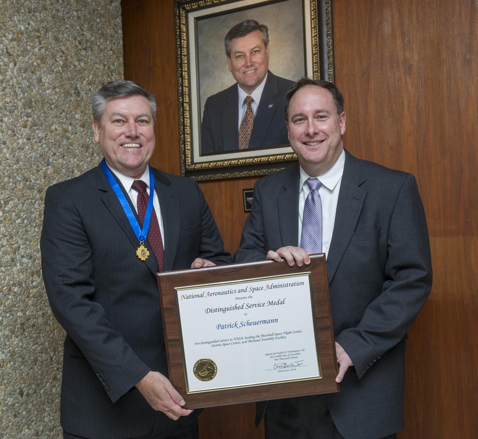 Patrick Scheuermann receives NASA Distinguished Service Medal