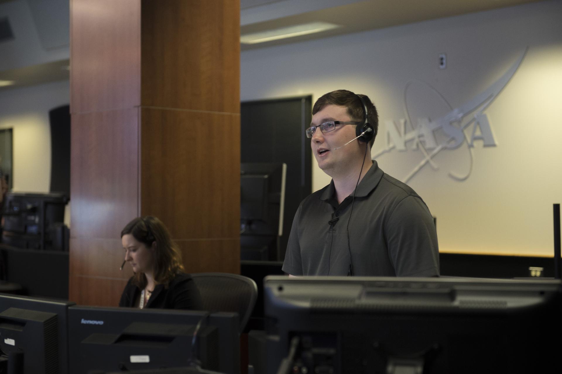 UAH STUDENT, ROBERT HILLAN, TALKS TO ISS CREW MEMBERS