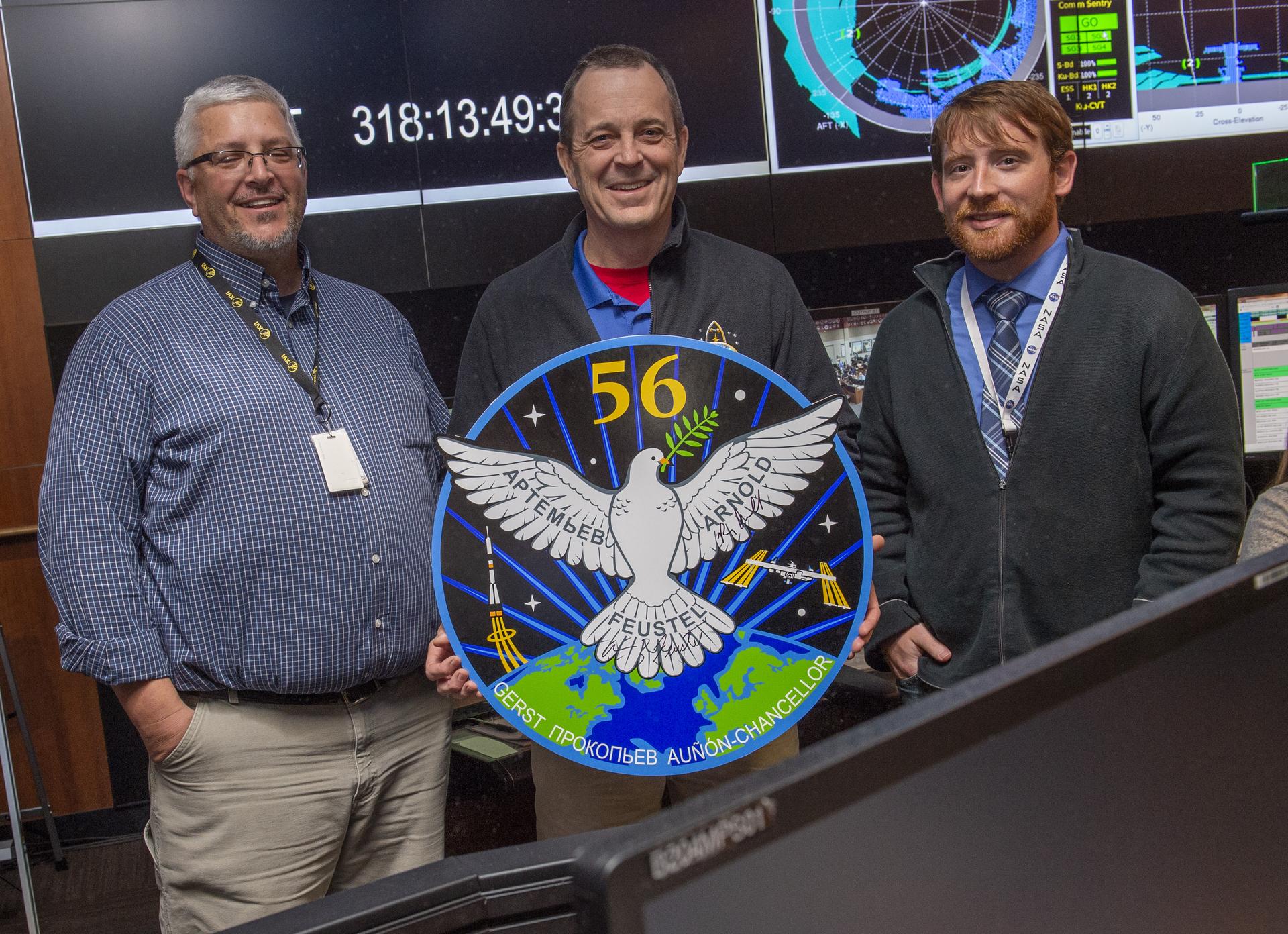 6415 CHUCK JACKSON, ASTRONAUT ARNOLD, JOHN NIX POSE WITH EXPED
