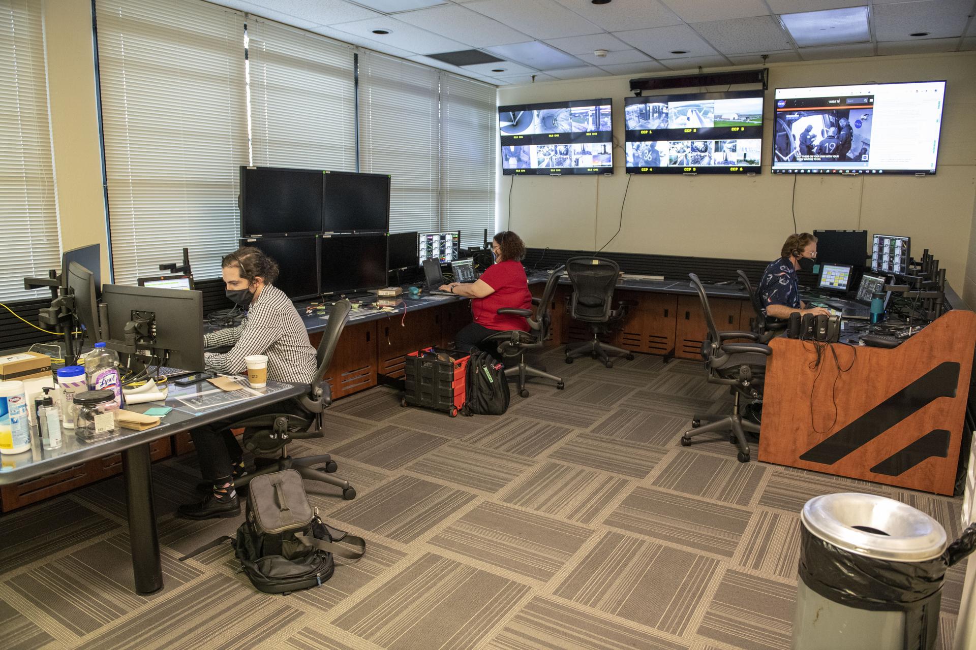 MSFC Teams at MSFCC Moniter Launch Conditions for Crew 1 Mission