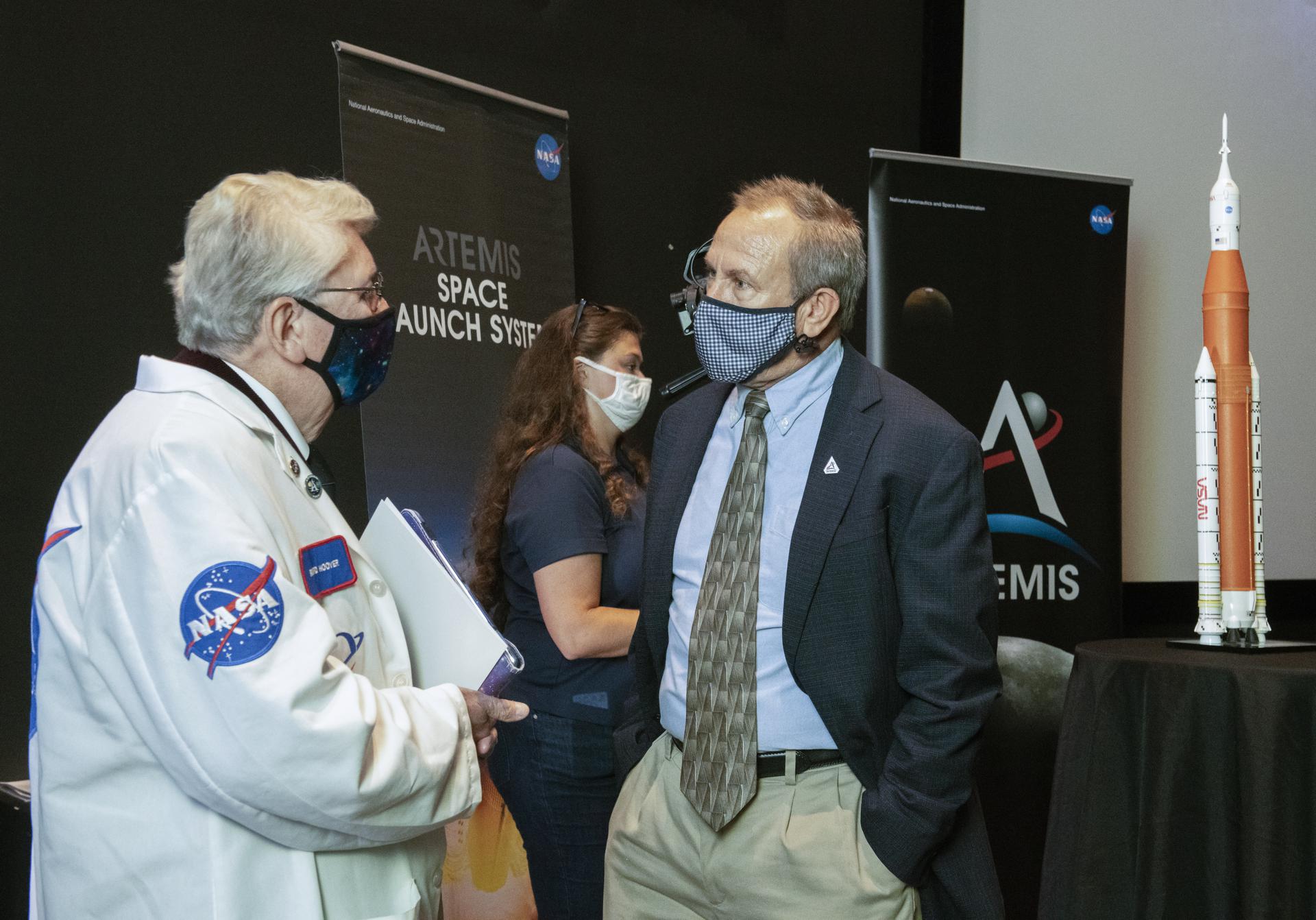 Dr. Richard Hoover talks to David Beaman, SLS Systems Engineerin