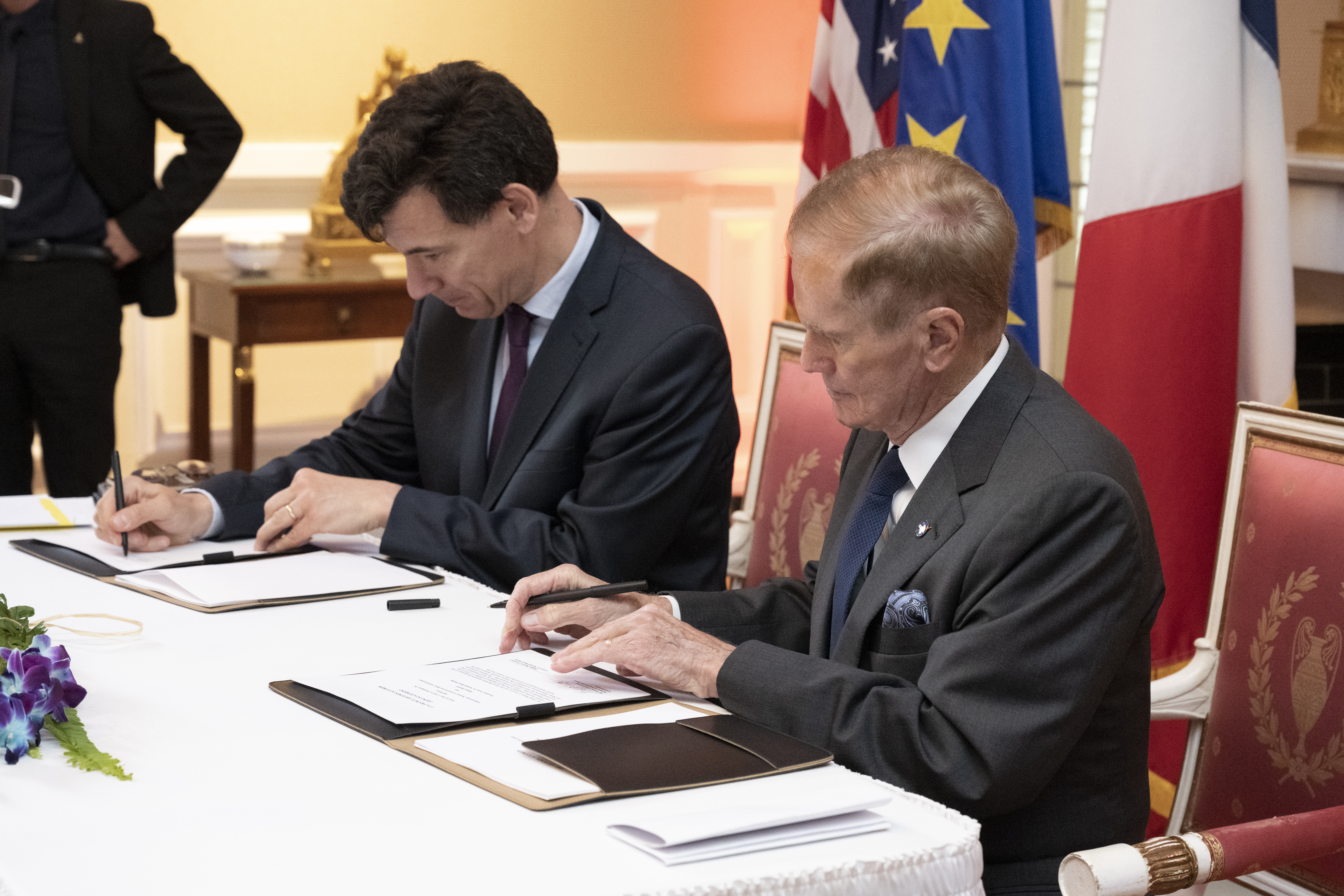 French Sign Artemis Accords