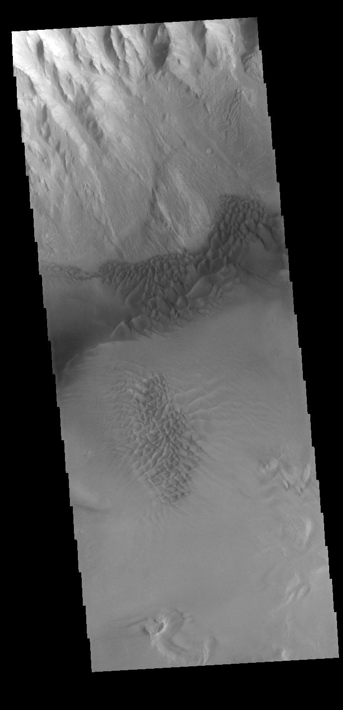 Juventae Chasma Dunes