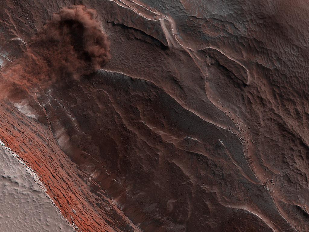 HiRISE Catches an Avalanche on Mars