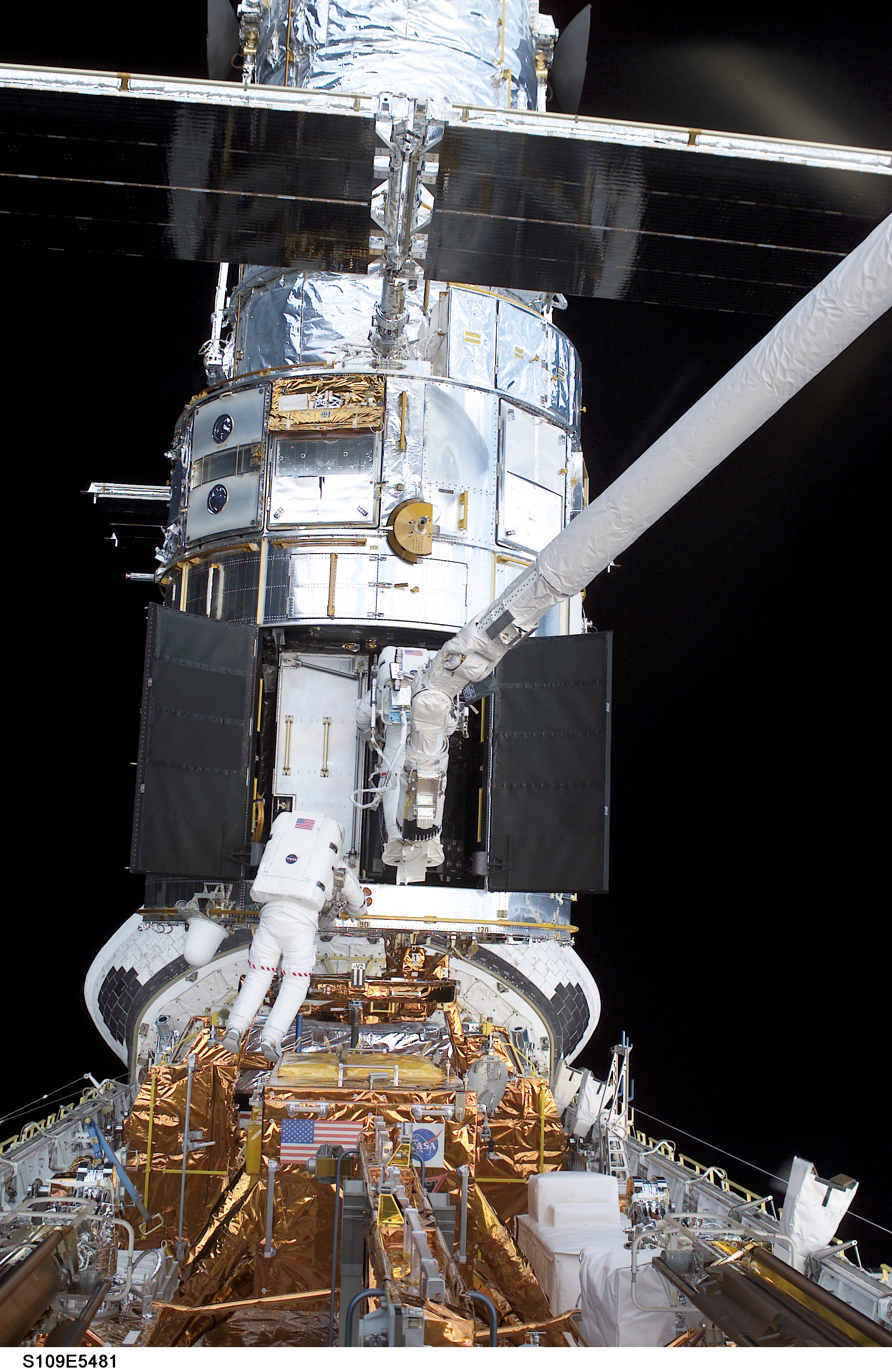 STS-109 MS Newman and Massimino during EVA 4