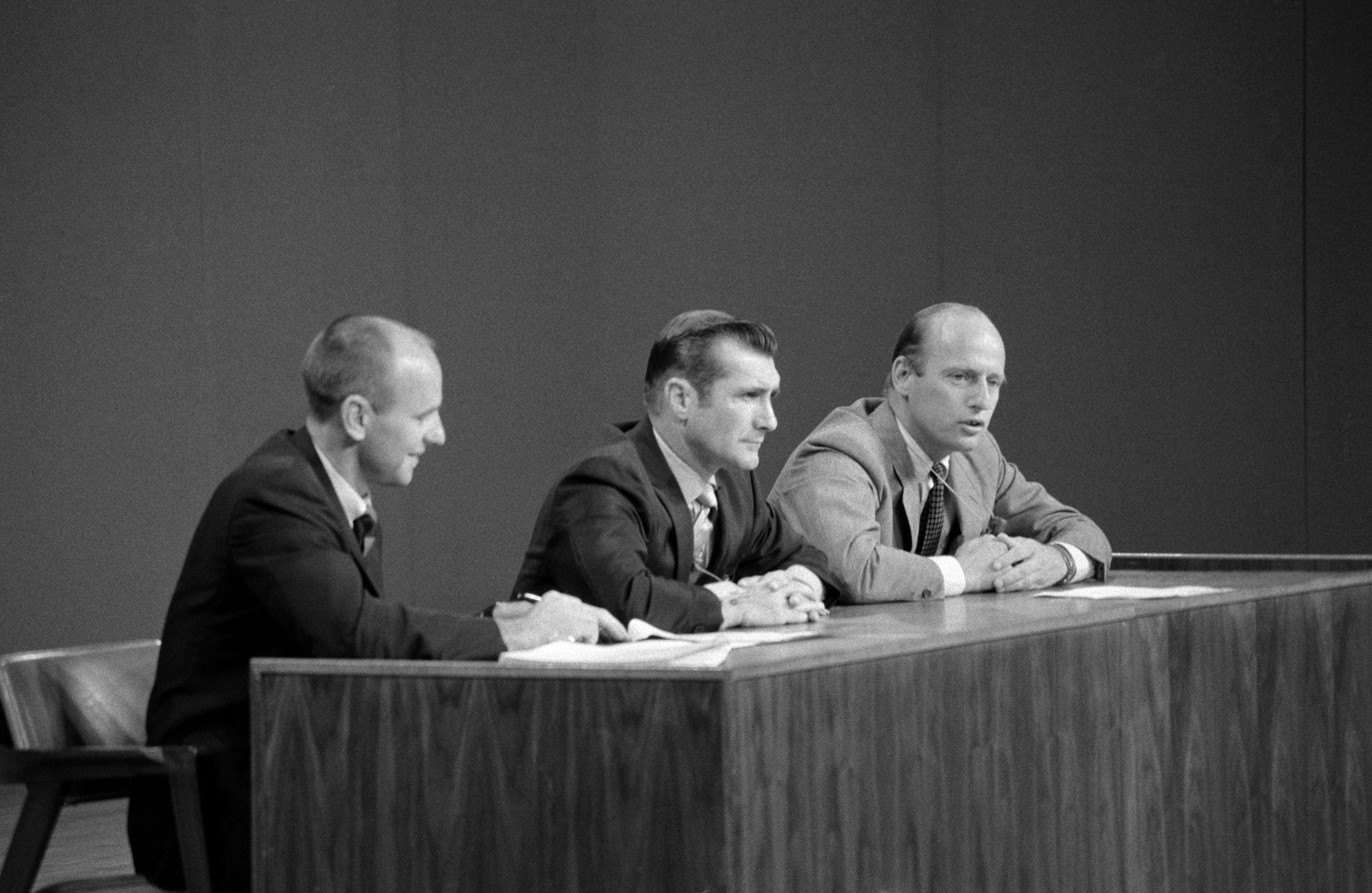 Apollo XII Crew - Preflight News Conference - MSC