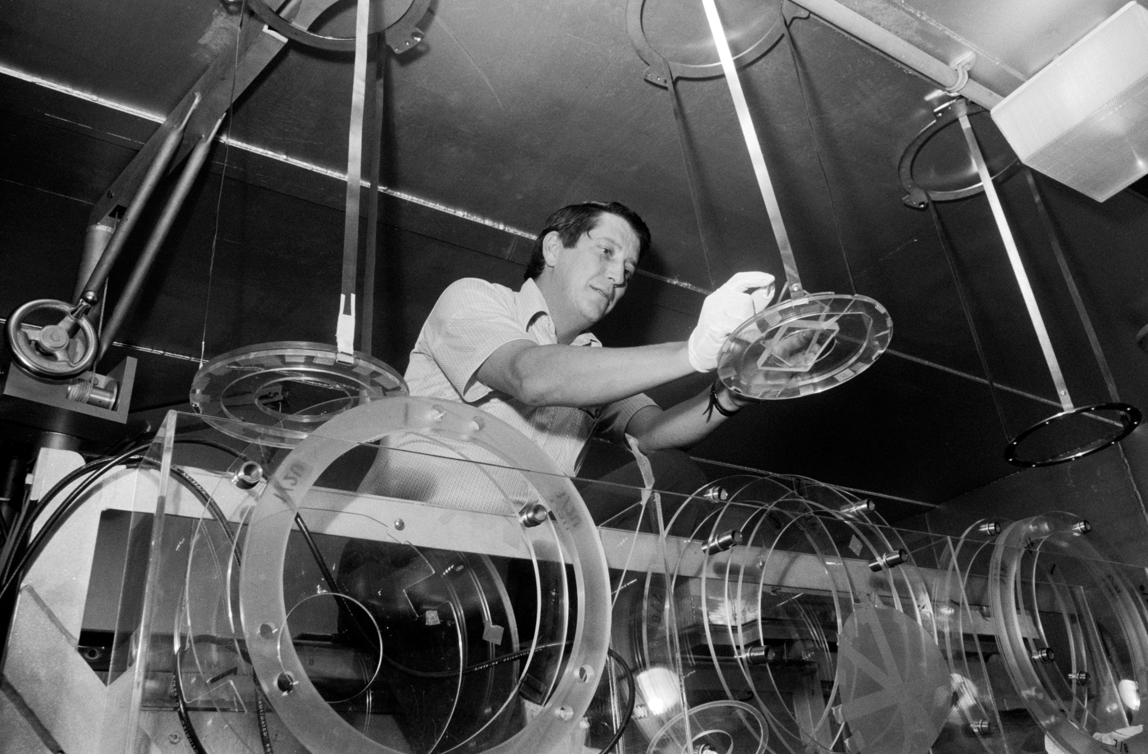 LUNAR RECEIVING LABORATORY (LRL) - CLARK, ROBERT, DR. - JSC