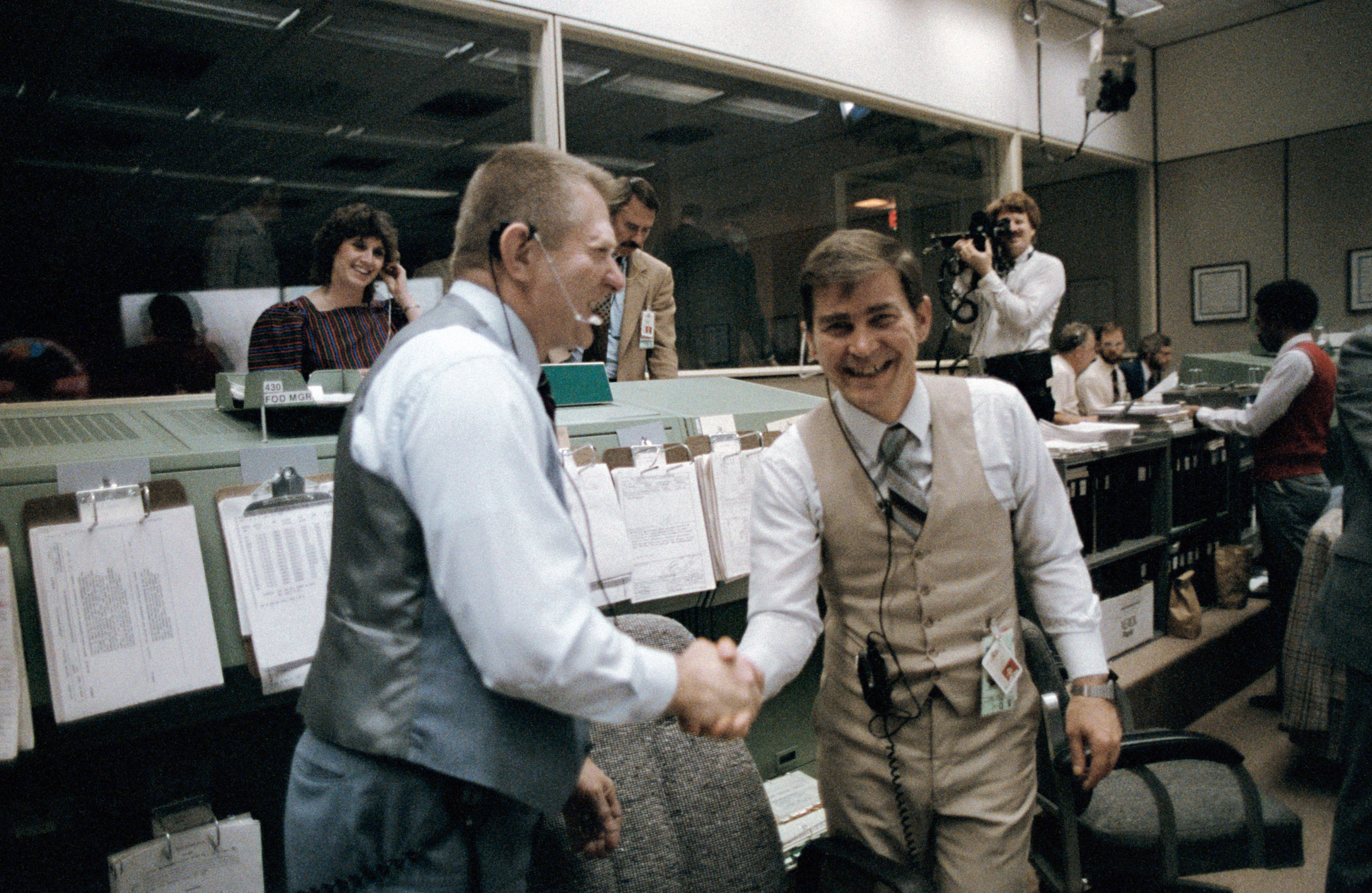 STS-6 MISSION OPERATIONS CONTROL ROOM (MOCR) ACTIVITIES - DAY 5 - JSC