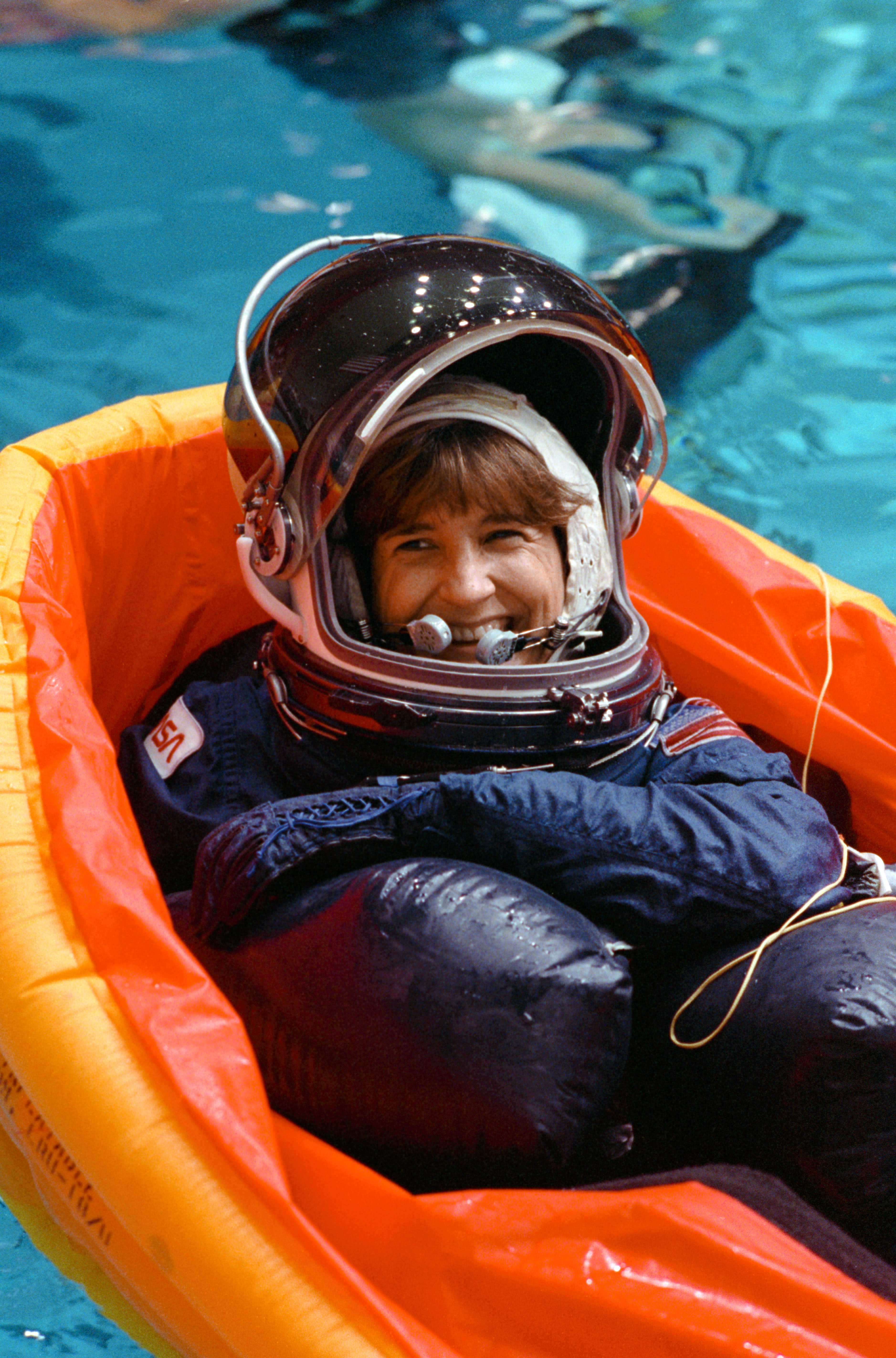 STS-37 Mission Specialist (MS) Godwin floating in life raft in JSC WETF pool