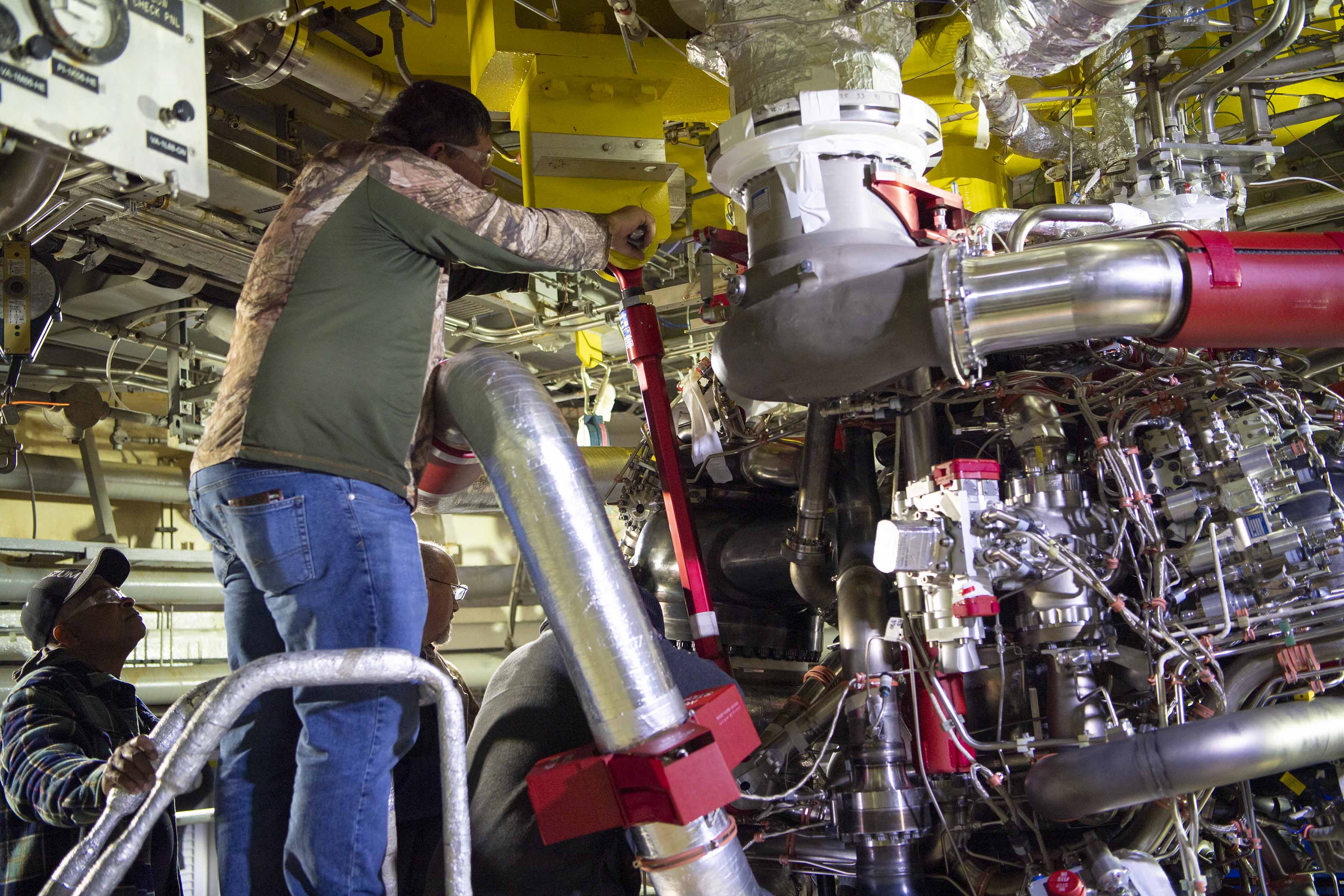 NASA Stennis Teams Install New Production RS-25 Engine for Upcoming Hot Fire