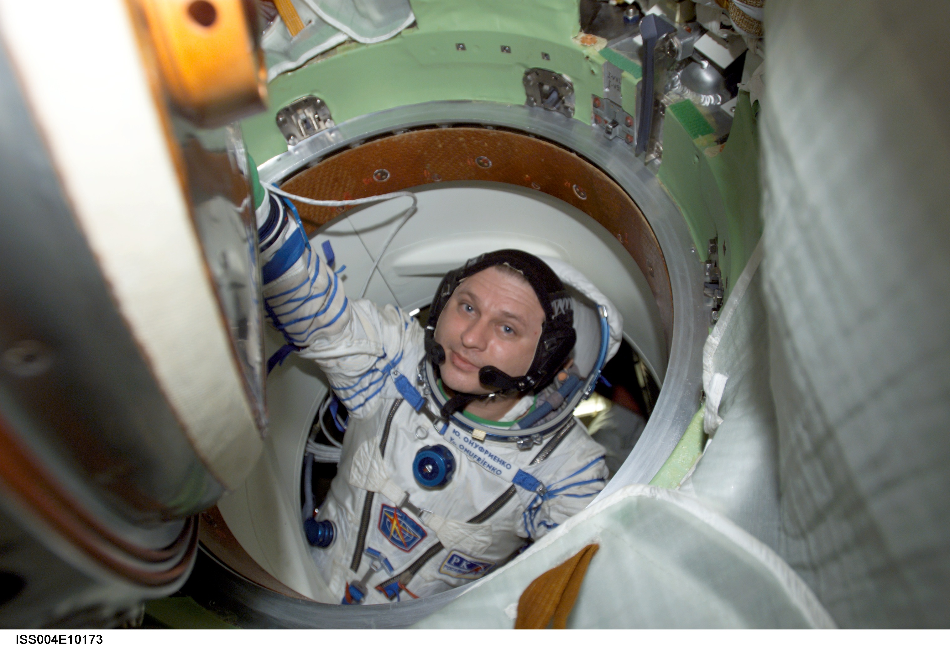 Onufrienko enters the Soyuz 3 capsule during Expedition Four rescue craft relocation