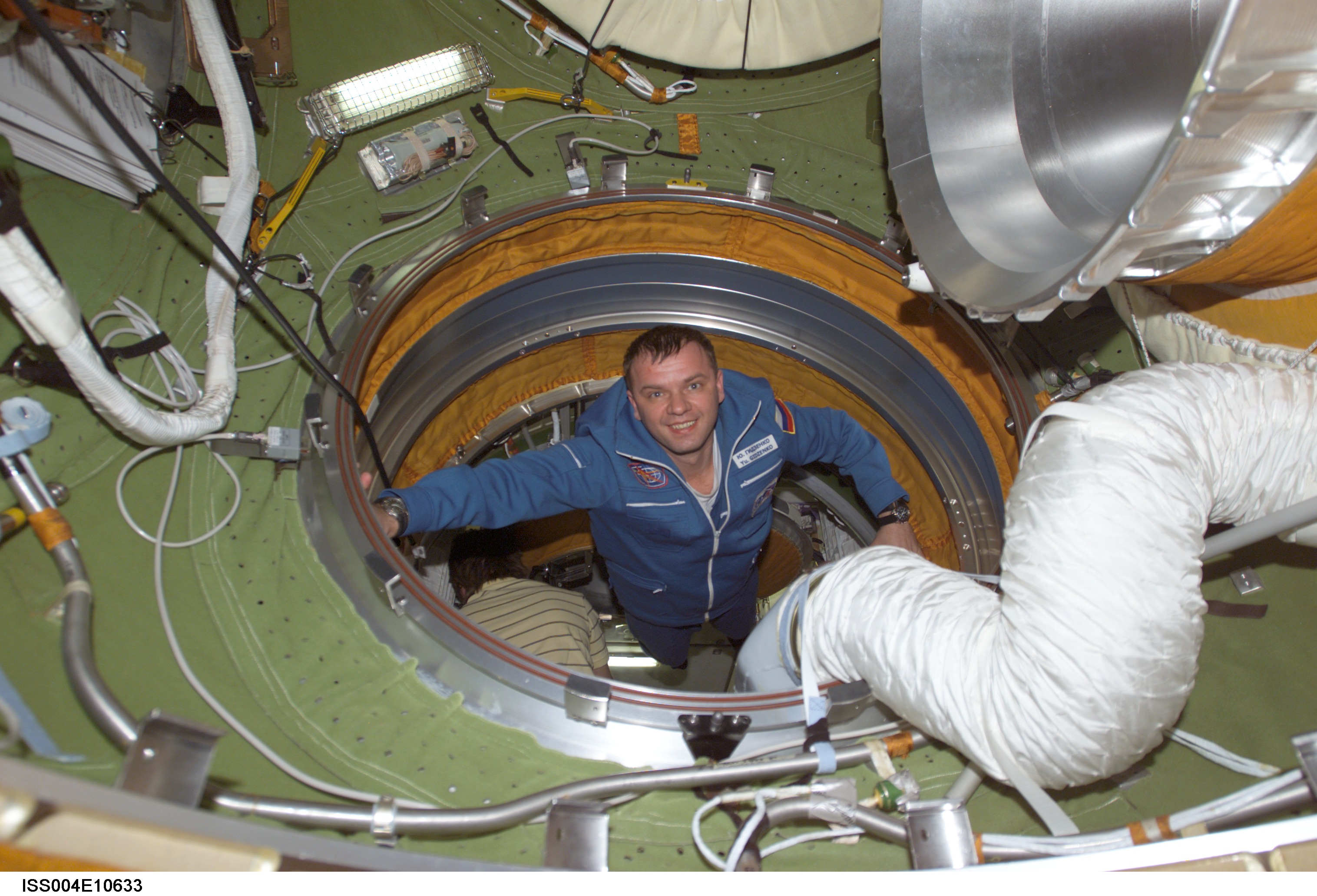 Soyuz 4 CDR Gidzenko flies through the Zvezda PA during Expedition Four