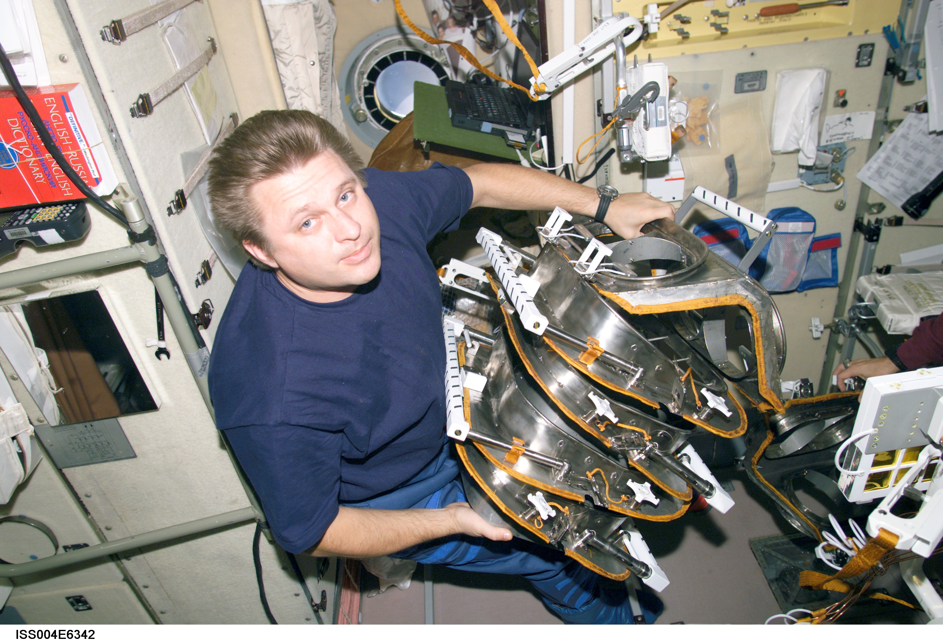 Onufrienko configures hardware in the SM for EVA 2, Expedition Four